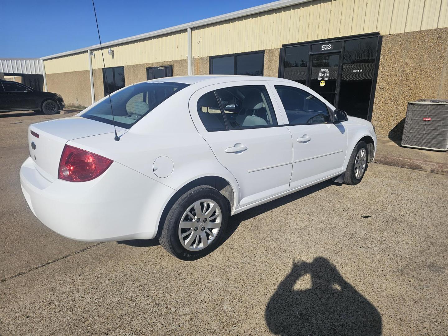 2010 WHITE CHEVROLET COBALT LT1 Sedan (1G1AD5F54A7) with an 2.2L L4 DOHC 16V engine, 4-SPEED AUTOMATIC transmission, located at 533 S Seven Points BLVD, Seven Points, TX, 75143, (430) 255-4030, 32.313999, -96.209351 - Photo#2