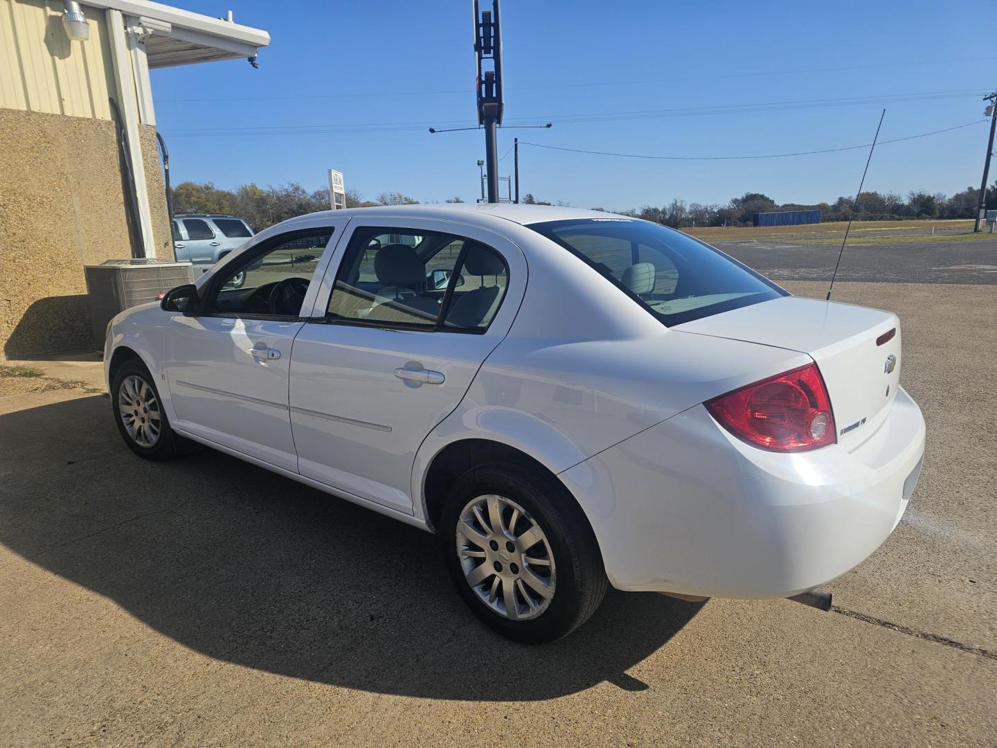 2010 WHITE CHEVROLET COBALT LT1 Sedan (1G1AD5F54A7) with an 2.2L L4 DOHC 16V engine, 4-SPEED AUTOMATIC transmission, located at 533 S Seven Points BLVD, Seven Points, TX, 75143, (430) 255-4030, 32.313999, -96.209351 - Photo#3