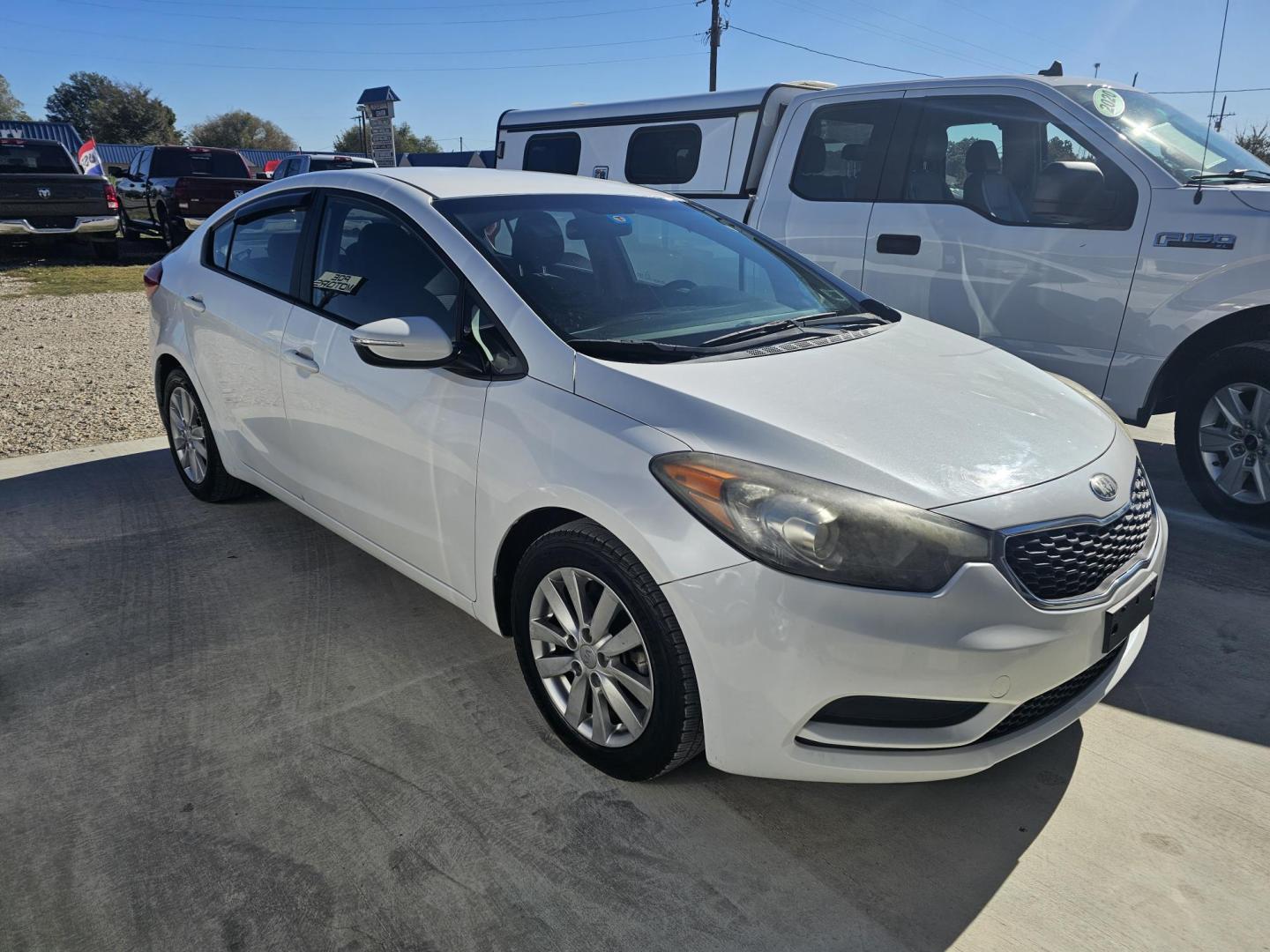 2014 WHITE KIA FORTE EX (KNAFX4A63E5) with an 1.8L L4 DOHC 16V engine, 6-SPEED AUTOMATIC transmission, located at 607 S Seven Points BLVD, Seven Points, TX, 75143, (430) 255-4030, 32.313934, -96.207932 - Photo#1