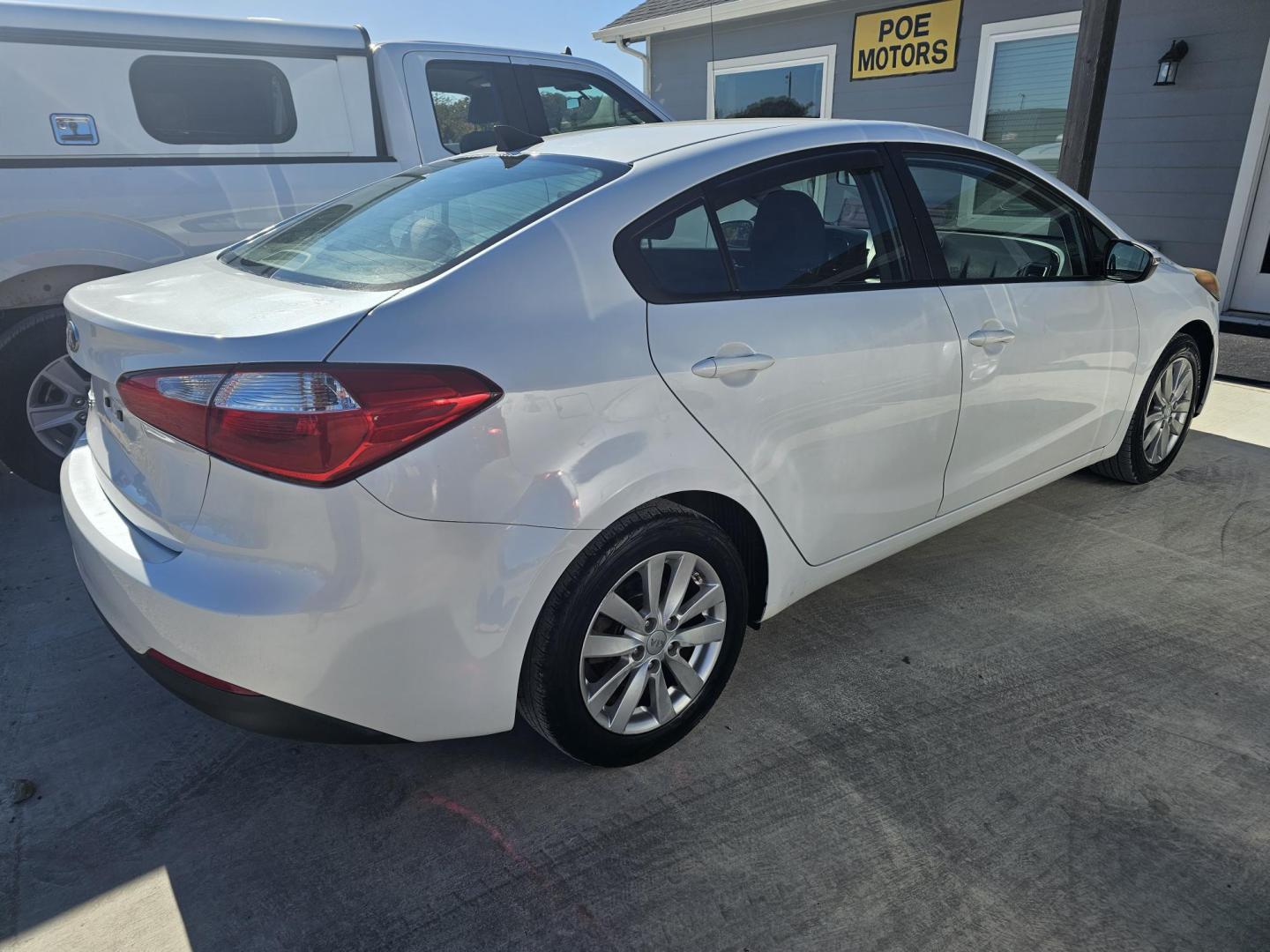 2014 WHITE KIA FORTE EX (KNAFX4A63E5) with an 1.8L L4 DOHC 16V engine, 6-SPEED AUTOMATIC transmission, located at 607 S Seven Points BLVD, Seven Points, TX, 75143, (430) 255-4030, 32.313934, -96.207932 - Photo#2