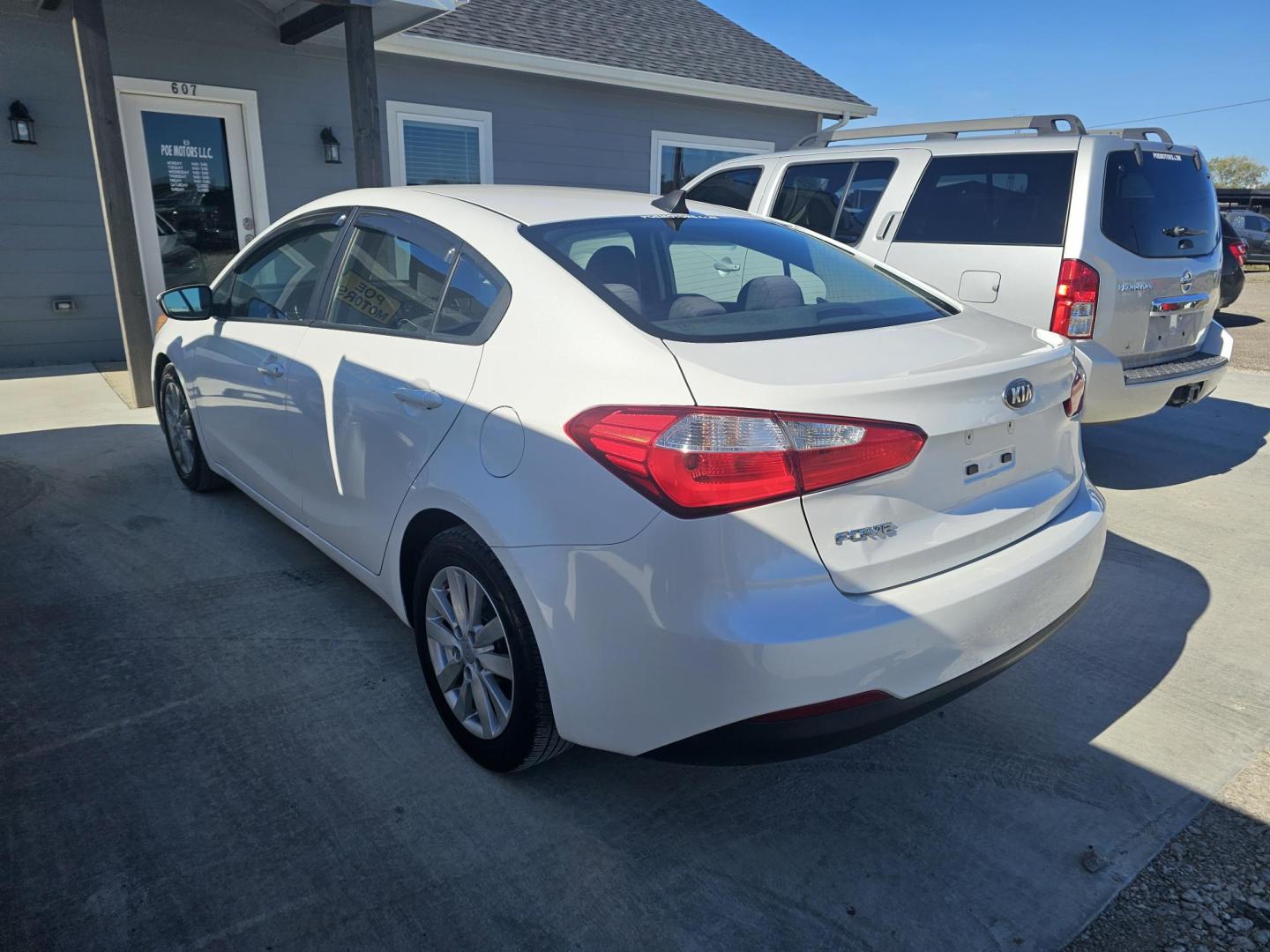 2014 WHITE KIA FORTE EX (KNAFX4A63E5) with an 1.8L L4 DOHC 16V engine, 6-SPEED AUTOMATIC transmission, located at 607 S Seven Points BLVD, Seven Points, TX, 75143, (430) 255-4030, 32.313934, -96.207932 - Photo#3