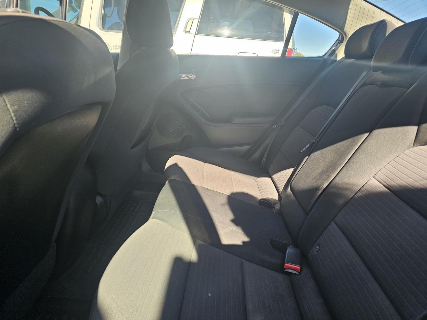 2014 WHITE KIA FORTE EX (KNAFX4A63E5) with an 1.8L L4 DOHC 16V engine, 6-SPEED AUTOMATIC transmission, located at 607 S Seven Points BLVD, Seven Points, TX, 75143, (430) 255-4030, 32.313934, -96.207932 - Photo#5