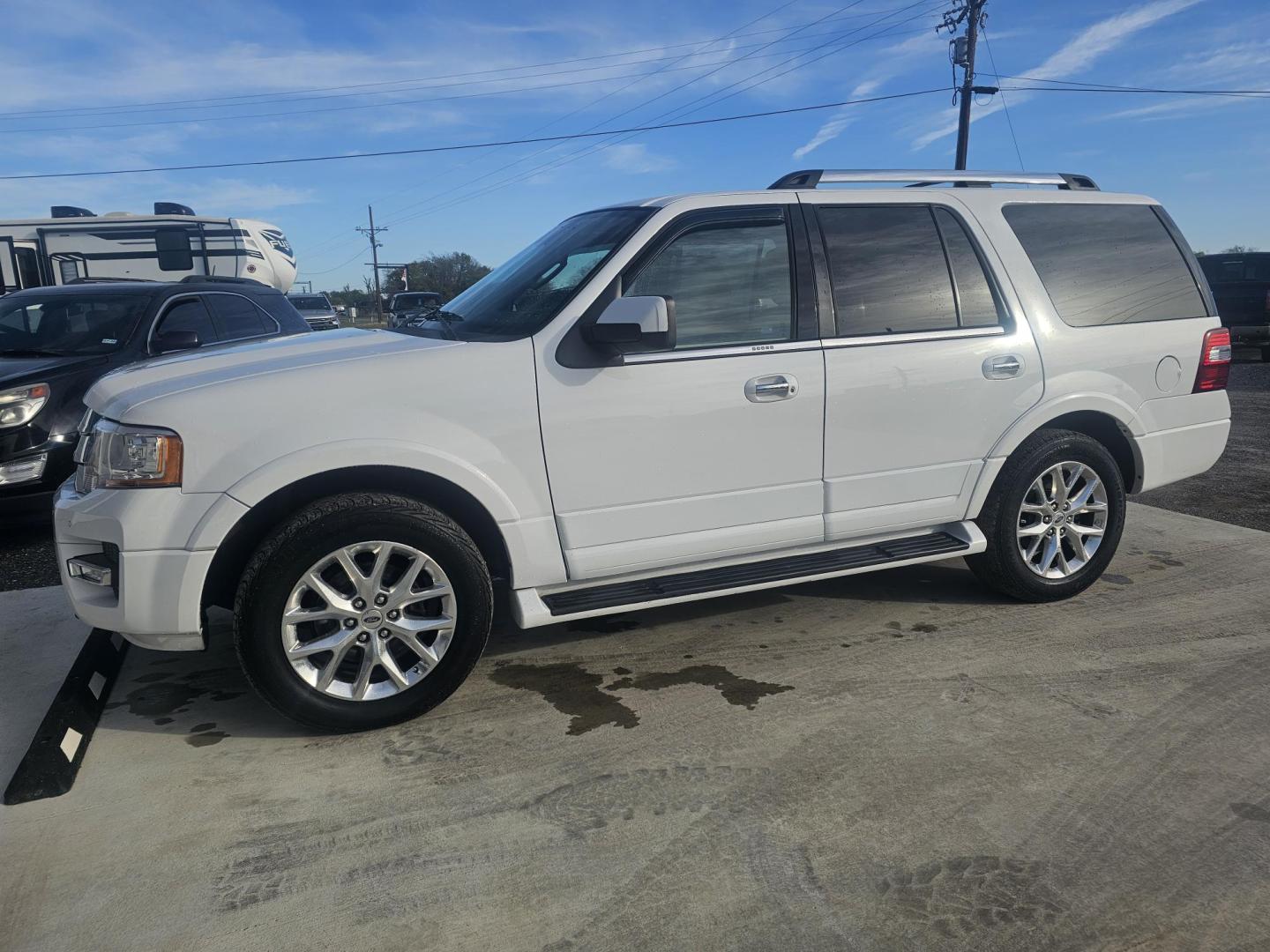 2015 WHITE FORD EXPEDITION Limited 4WD (1FMJU2AT2FE) with an 3.5L V6 DOHC 24V FFV engine, 6-SPEED AUTOMATIC transmission, located at 607 S Seven Points BLVD, Seven Points, TX, 75143, (430) 255-4030, 32.313934, -96.207932 - Photo#0
