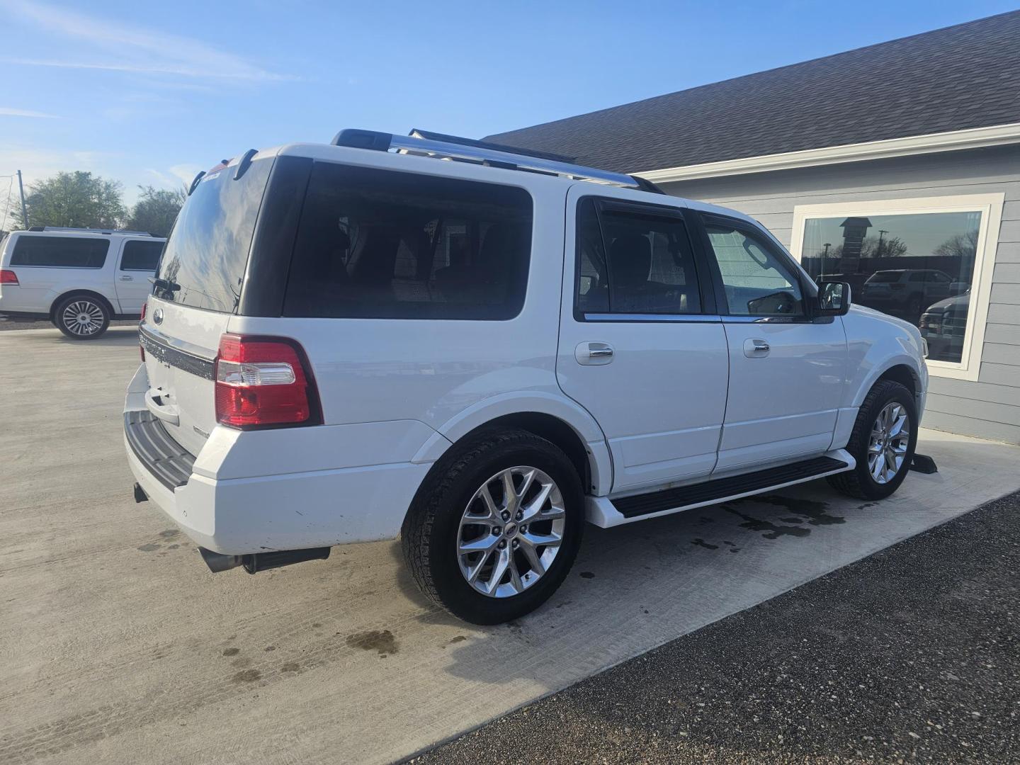 2015 WHITE FORD EXPEDITION Limited 4WD (1FMJU2AT2FE) with an 3.5L V6 DOHC 24V FFV engine, 6-SPEED AUTOMATIC transmission, located at 607 S Seven Points BLVD, Seven Points, TX, 75143, (430) 255-4030, 32.313934, -96.207932 - Photo#2