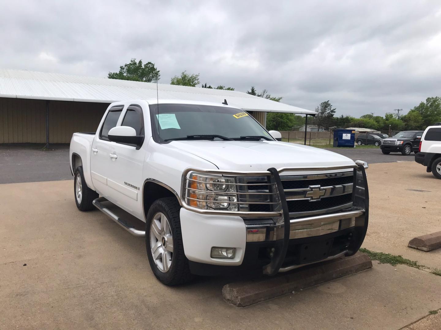 2008 WHITE CHEVROLET SILVERADO 1500 LS Crew Cab 2WD (3GCEC13J38G) with an 5.3L V8 OHV 16V engine, 4-SPEED AUTOMATIC transmission, located at 533 S Seven Points BLVD, Seven Points, TX, 75143, (430) 255-4030, 32.313999, -96.209351 - Photo#0