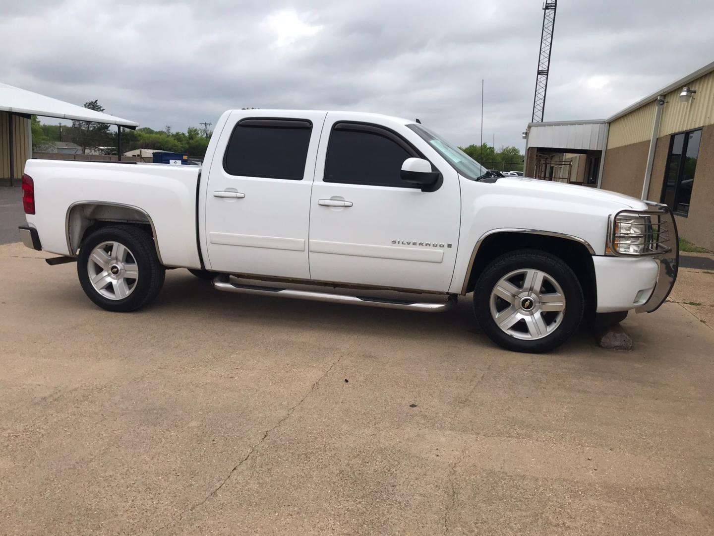 2008 WHITE CHEVROLET SILVERADO 1500 LS Crew Cab 2WD (3GCEC13J38G) with an 5.3L V8 OHV 16V engine, 4-SPEED AUTOMATIC transmission, located at 533 S Seven Points BLVD, Seven Points, TX, 75143, (430) 255-4030, 32.313999, -96.209351 - Photo#1