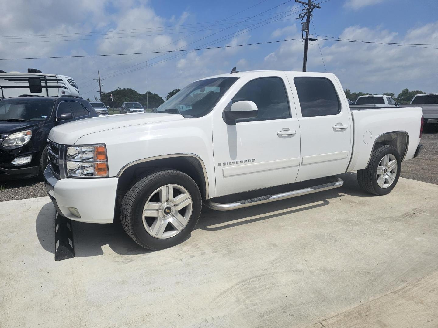 2008 WHITE CHEVROLET SILVERADO 1500 LS Crew Cab 2WD (3GCEC13J38G) with an 5.3L V8 OHV 16V engine, 4-SPEED AUTOMATIC transmission, located at 607 S Seven Points BLVD, Seven Points, TX, 75143, (430) 255-4030, 32.313934, -96.207932 - Photo#0