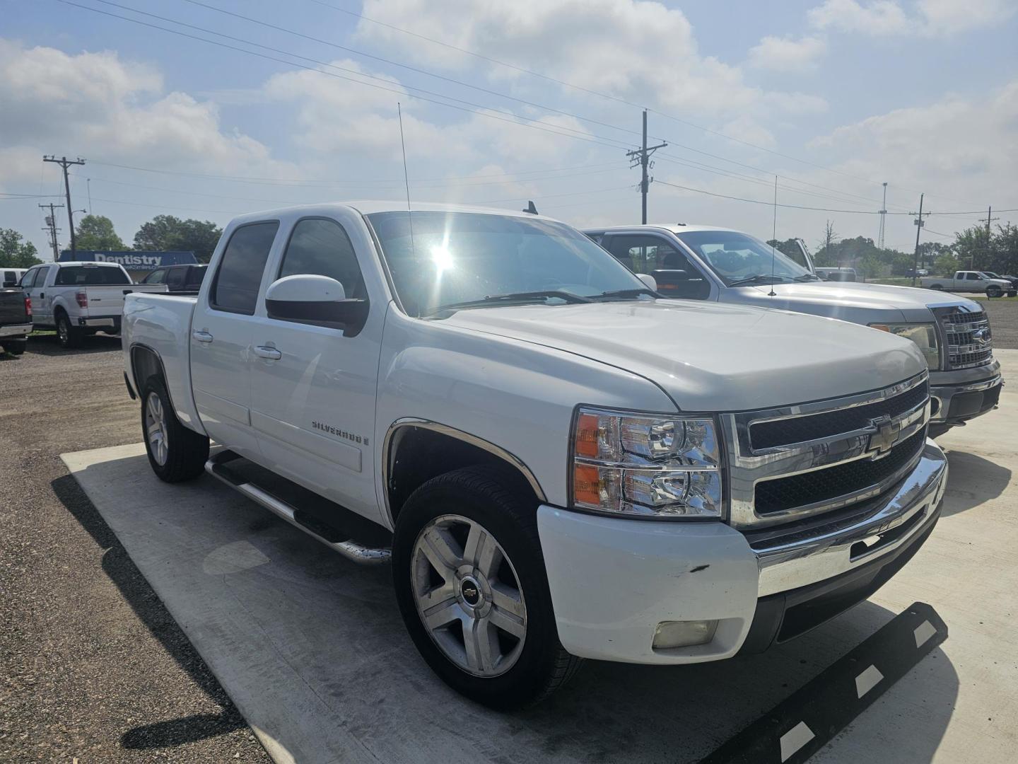 2008 WHITE CHEVROLET SILVERADO 1500 LS Crew Cab 2WD (3GCEC13J38G) with an 5.3L V8 OHV 16V engine, 4-SPEED AUTOMATIC transmission, located at 607 S Seven Points BLVD, Seven Points, TX, 75143, (430) 255-4030, 32.313934, -96.207932 - Photo#1