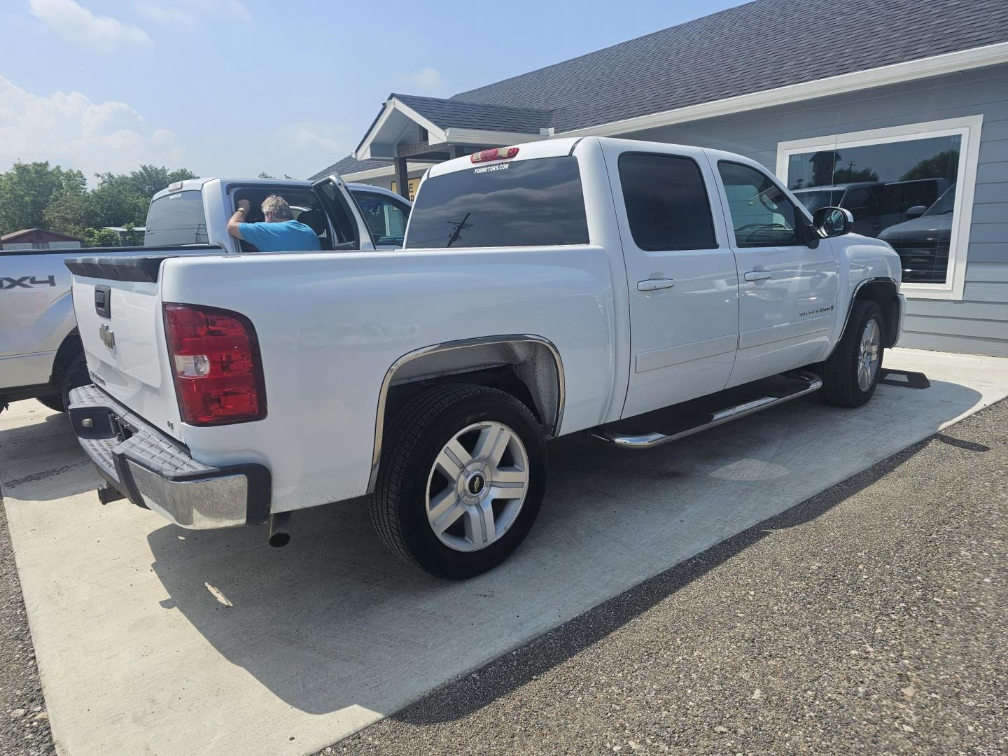 2008 WHITE CHEVROLET SILVERADO 1500 LS Crew Cab 2WD (3GCEC13J38G) with an 5.3L V8 OHV 16V engine, 4-SPEED AUTOMATIC transmission, located at 607 S Seven Points BLVD, Seven Points, TX, 75143, (430) 255-4030, 32.313934, -96.207932 - Photo#2