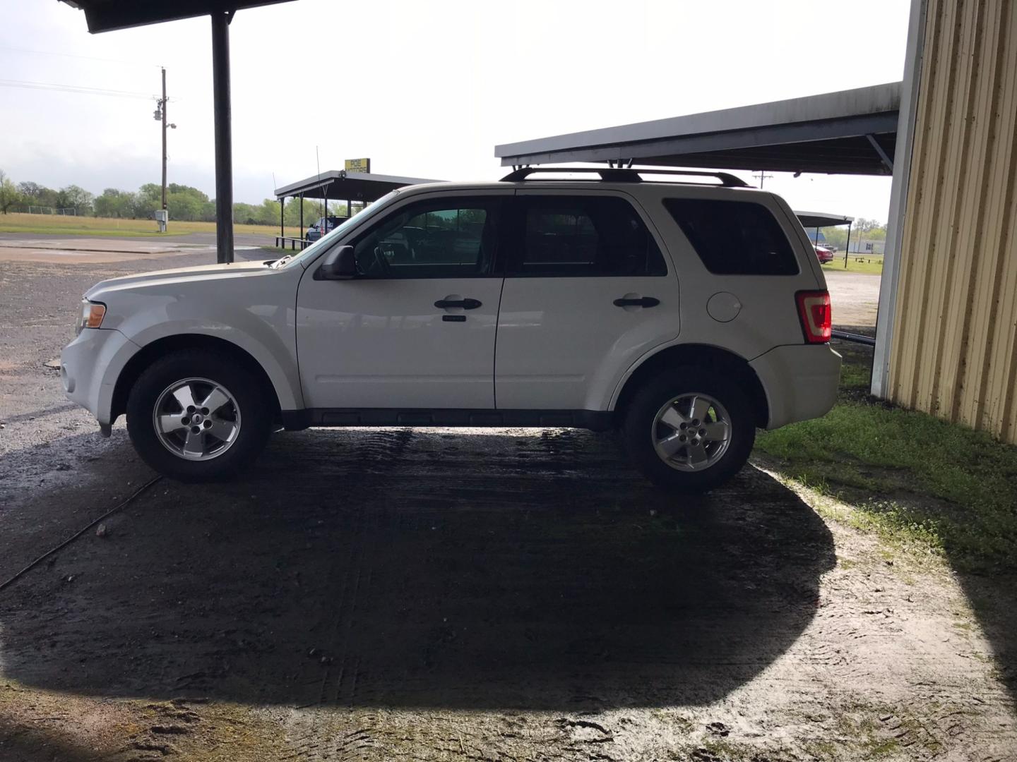 2012 WHITE Ford Escape XLT 4WD (1FMCU9D79CK) with an 2.5L L4 DOHC 16V engine, 6-SPEED AUTOMATIC transmission, located at 533 S Seven Points BLVD, Seven Points, TX, 75143, (430) 255-4030, 32.313999, -96.209351 - Photo#0