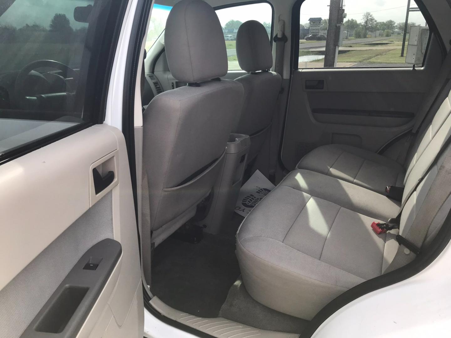 2012 WHITE Ford Escape XLT 4WD (1FMCU9D79CK) with an 2.5L L4 DOHC 16V engine, 6-SPEED AUTOMATIC transmission, located at 533 S Seven Points BLVD, Seven Points, TX, 75143, (430) 255-4030, 32.313999, -96.209351 - Photo#3