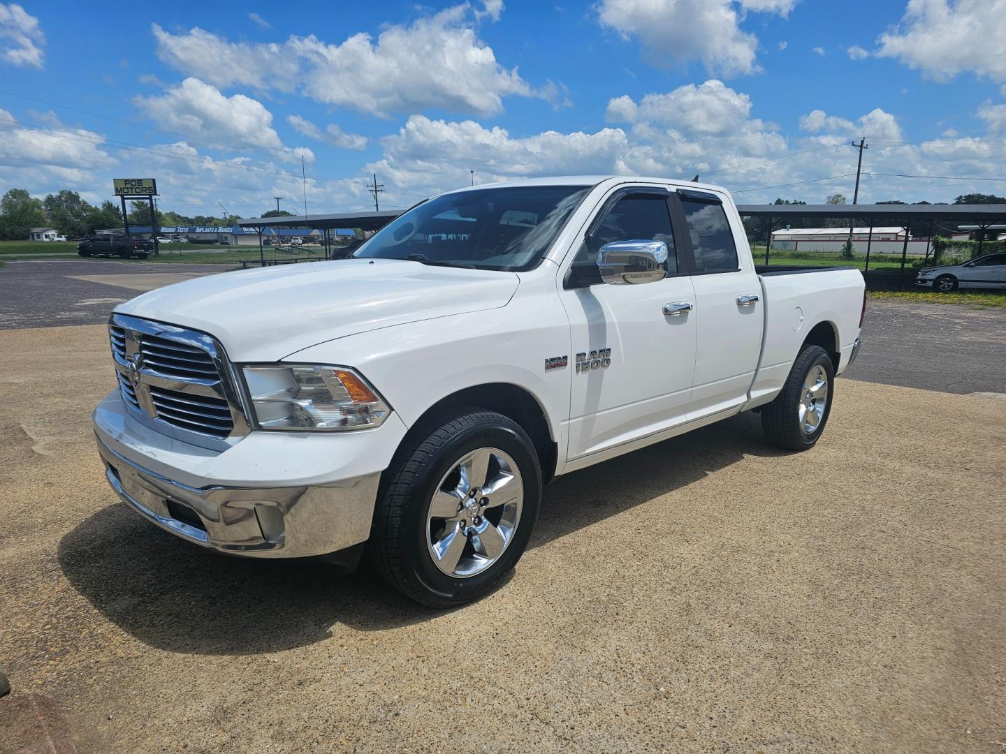 2013 WHITE RAM 1500 SLT Quad Cab 4WD (1C6RR7GT9DS) with an 5.7L V8 OHV 16V engine, 6-SPEED AUTOMATIC transmission, located at 533 S Seven Points BLVD, Seven Points, TX, 75143, (430) 255-4030, 32.313999, -96.209351 - Photo#0