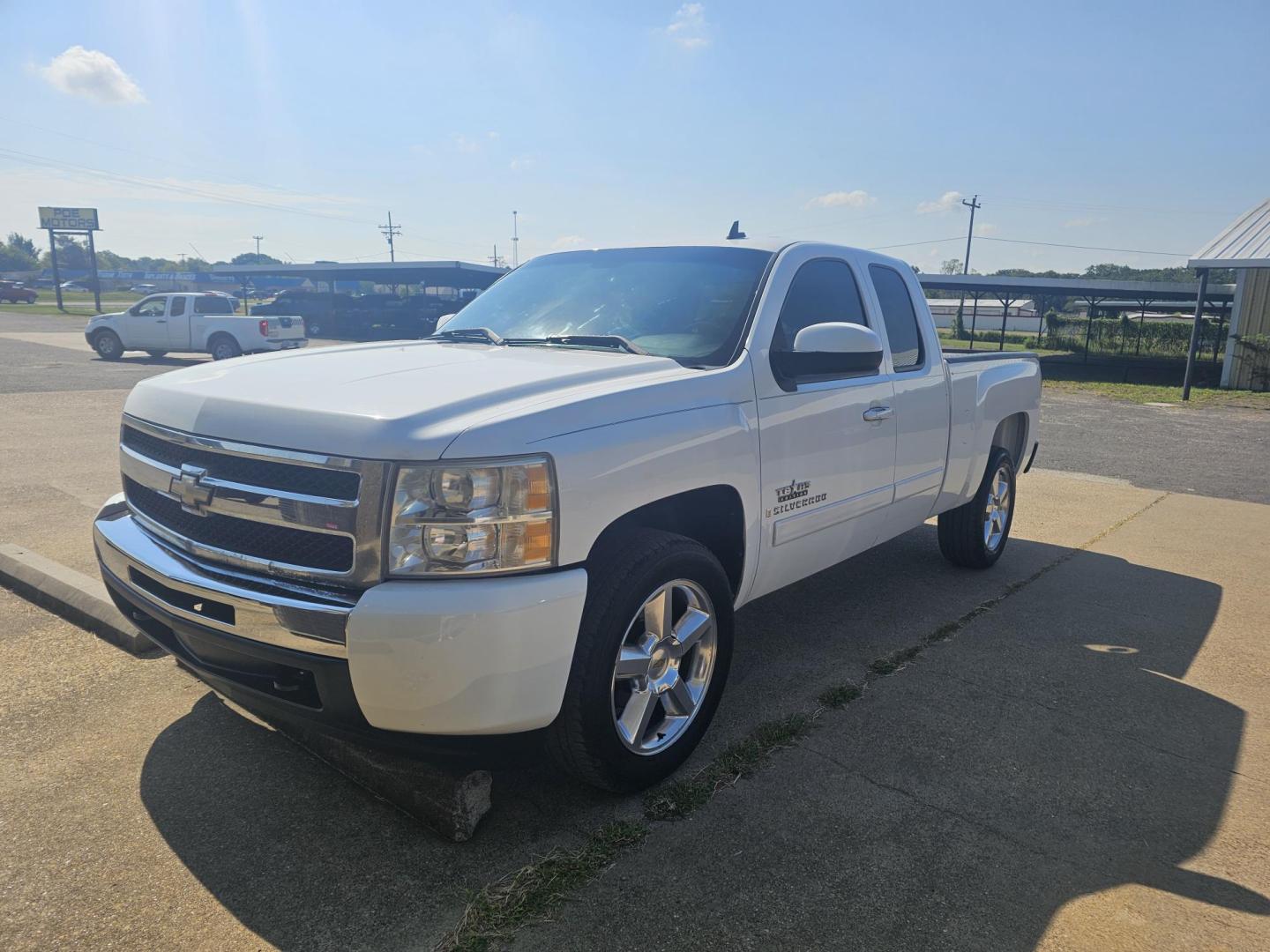 2008 WHITE Chevrolet Silverado 1500 LT1 Ext. Cab Long Box 2WD (1GCEC19098Z) with an 5.3L V8 OHV 16V FFV engine, 4-Speed Automatic Overdrive transmission, located at 533 S Seven Points BLVD, Seven Points, TX, 75143, (430) 255-4030, 32.313999, -96.209351 - Photo#0