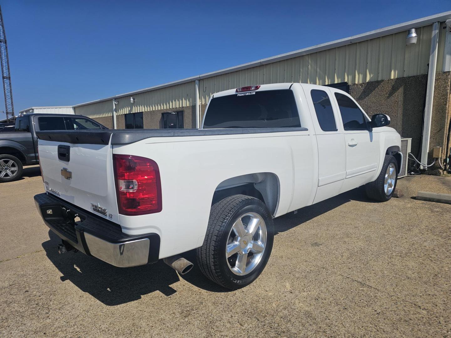 2008 WHITE Chevrolet Silverado 1500 LT1 Ext. Cab Long Box 2WD (1GCEC19098Z) with an 5.3L V8 OHV 16V FFV engine, 4-Speed Automatic Overdrive transmission, located at 533 S Seven Points BLVD, Seven Points, TX, 75143, (430) 255-4030, 32.313999, -96.209351 - Photo#1