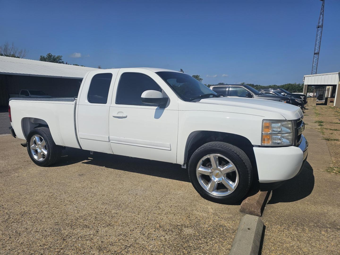 2008 WHITE Chevrolet Silverado 1500 LT1 Ext. Cab Long Box 2WD (1GCEC19098Z) with an 5.3L V8 OHV 16V FFV engine, 4-Speed Automatic Overdrive transmission, located at 533 S Seven Points BLVD, Seven Points, TX, 75143, (430) 255-4030, 32.313999, -96.209351 - Photo#2