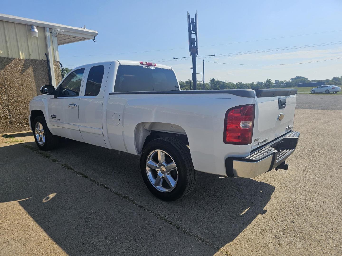 2008 WHITE Chevrolet Silverado 1500 LT1 Ext. Cab Long Box 2WD (1GCEC19098Z) with an 5.3L V8 OHV 16V FFV engine, 4-Speed Automatic Overdrive transmission, located at 533 S Seven Points BLVD, Seven Points, TX, 75143, (430) 255-4030, 32.313999, -96.209351 - Photo#3