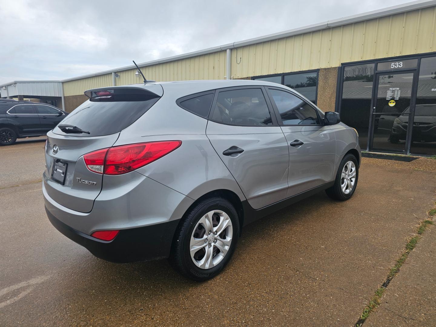 2013 GRAY Hyundai Tucson GL Auto FWD (KM8JT3AB3DU) with an 2.0L L4 DOHC 16V engine, 6-Speed Automatic transmission, located at 533 S Seven Points BLVD, Seven Points, TX, 75143, (430) 255-4030, 32.313999, -96.209351 - Photo#2