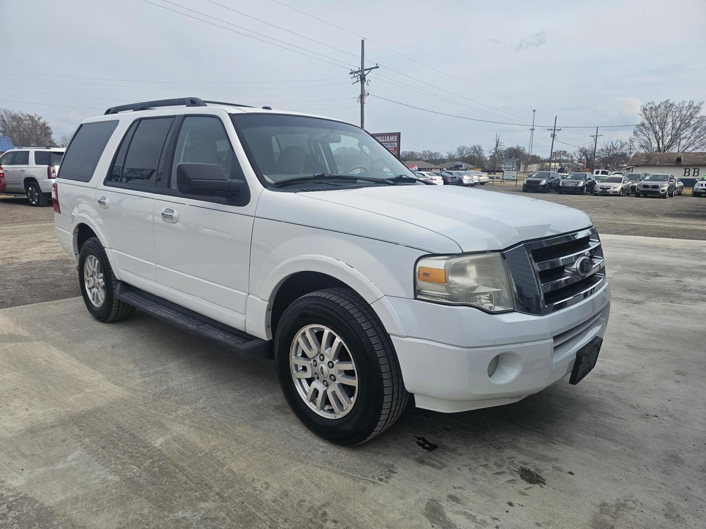 2011 WHITE FORD EXPEDITION P (1FMJU1H51BE) with an 5.4L V8 SOHC 16V FFV engine, 6-SPEED AUTOMATIC transmission, located at 607 S Seven Points BLVD, Seven Points, TX, 75143, (430) 255-4030, 32.313934, -96.207932 - Photo#1