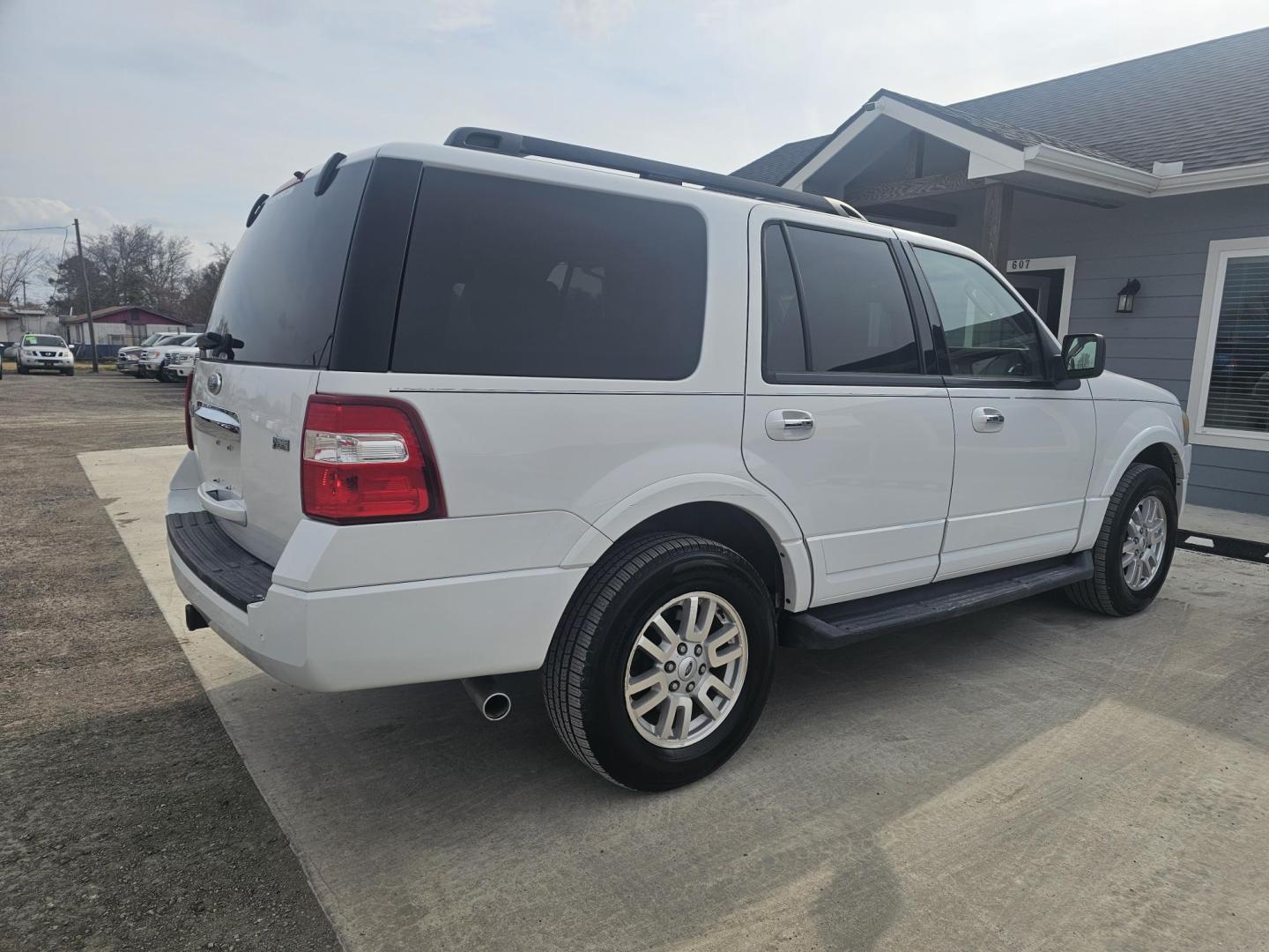 2011 WHITE FORD EXPEDITION P (1FMJU1H51BE) with an 5.4L V8 SOHC 16V FFV engine, 6-SPEED AUTOMATIC transmission, located at 607 S Seven Points BLVD, Seven Points, TX, 75143, (430) 255-4030, 32.313934, -96.207932 - Photo#2