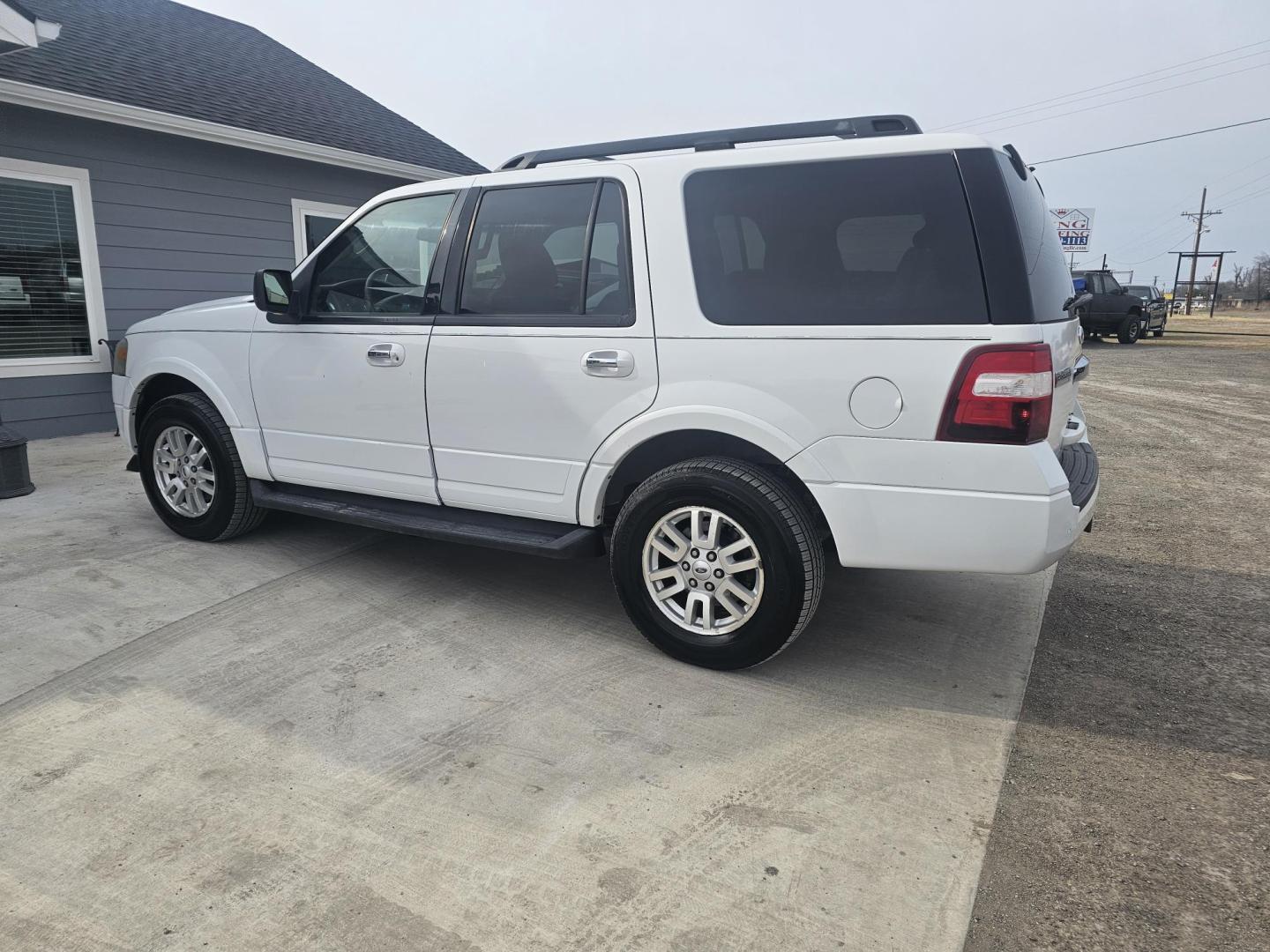 2011 WHITE FORD EXPEDITION P (1FMJU1H51BE) with an 5.4L V8 SOHC 16V FFV engine, 6-SPEED AUTOMATIC transmission, located at 607 S Seven Points BLVD, Seven Points, TX, 75143, (430) 255-4030, 32.313934, -96.207932 - Photo#3