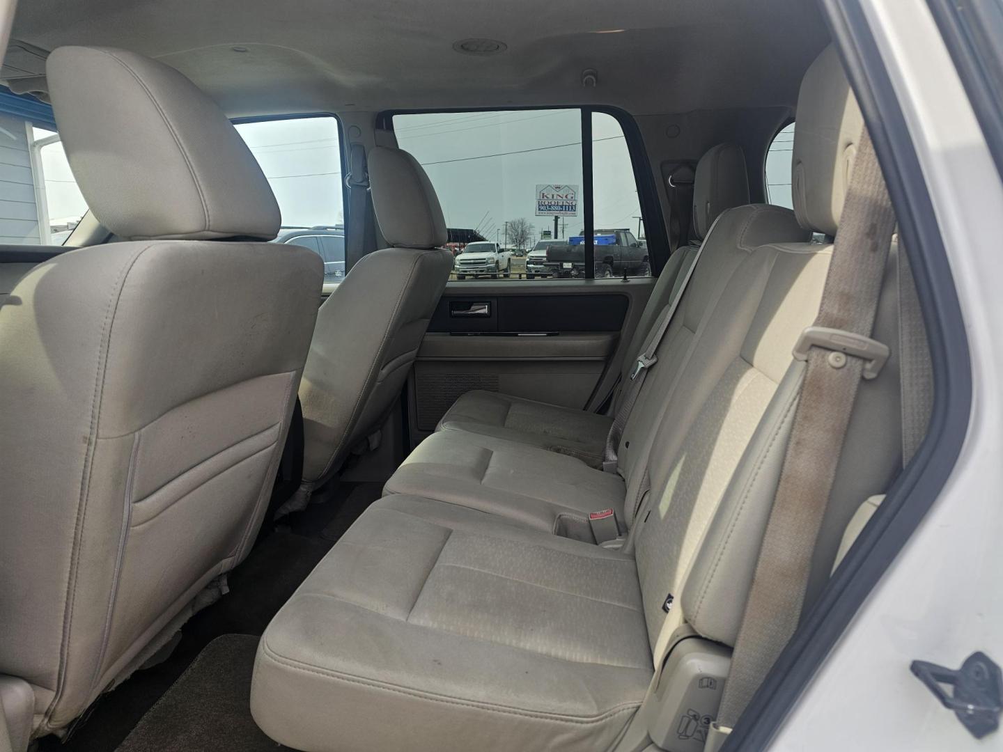 2011 WHITE FORD EXPEDITION P (1FMJU1H51BE) with an 5.4L V8 SOHC 16V FFV engine, 6-SPEED AUTOMATIC transmission, located at 607 S Seven Points BLVD, Seven Points, TX, 75143, (430) 255-4030, 32.313934, -96.207932 - Photo#5