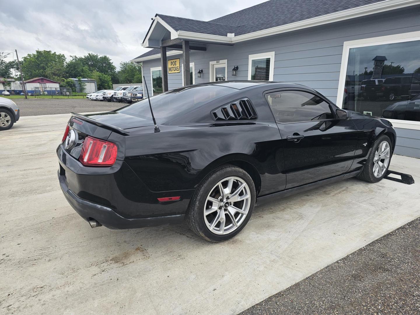 2010 BLACK Ford Mustang V6 Coupe (1ZVBP8AN0A5) with an 4.0L V6 OHC 12V engine, located at 607 S Seven Points BLVD, Seven Points, TX, 75143, (430) 255-4030, 32.313934, -96.207932 - Photo#2