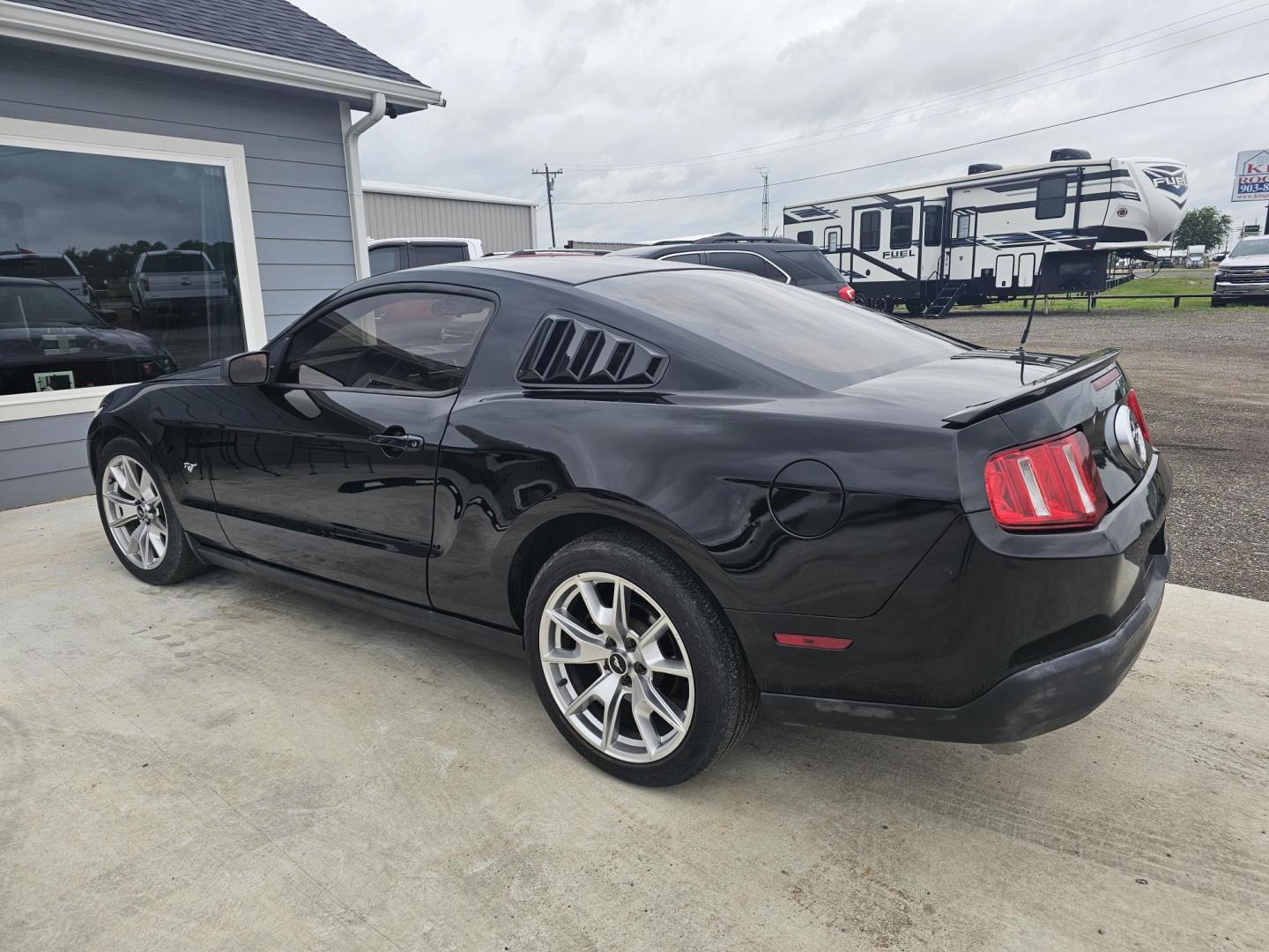 2010 BLACK Ford Mustang V6 Coupe (1ZVBP8AN0A5) with an 4.0L V6 OHC 12V engine, located at 607 S Seven Points BLVD, Seven Points, TX, 75143, (430) 255-4030, 32.313934, -96.207932 - Photo#3