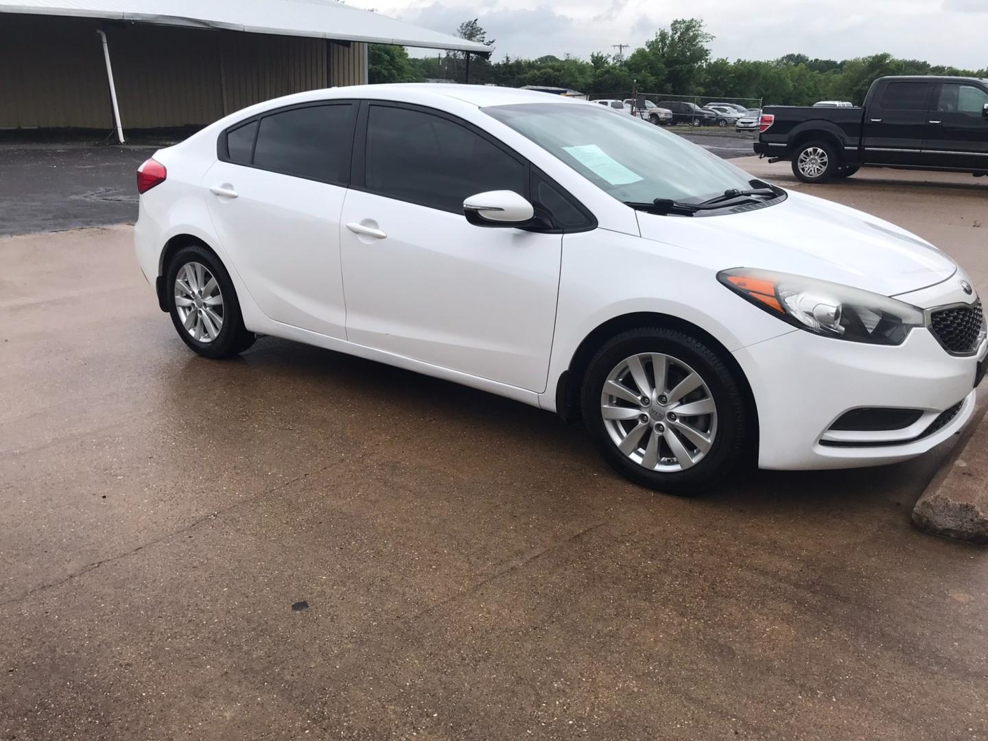 2014 WHITE Kia Forte EX (KNAFX4A64E5) with an 1.8L L4 DOHC 16V engine, 6-Speed Automatic transmission, located at 533 S Seven Points BLVD, Seven Points, TX, 75143, (430) 255-4030, 32.313999, -96.209351 - Photo#0