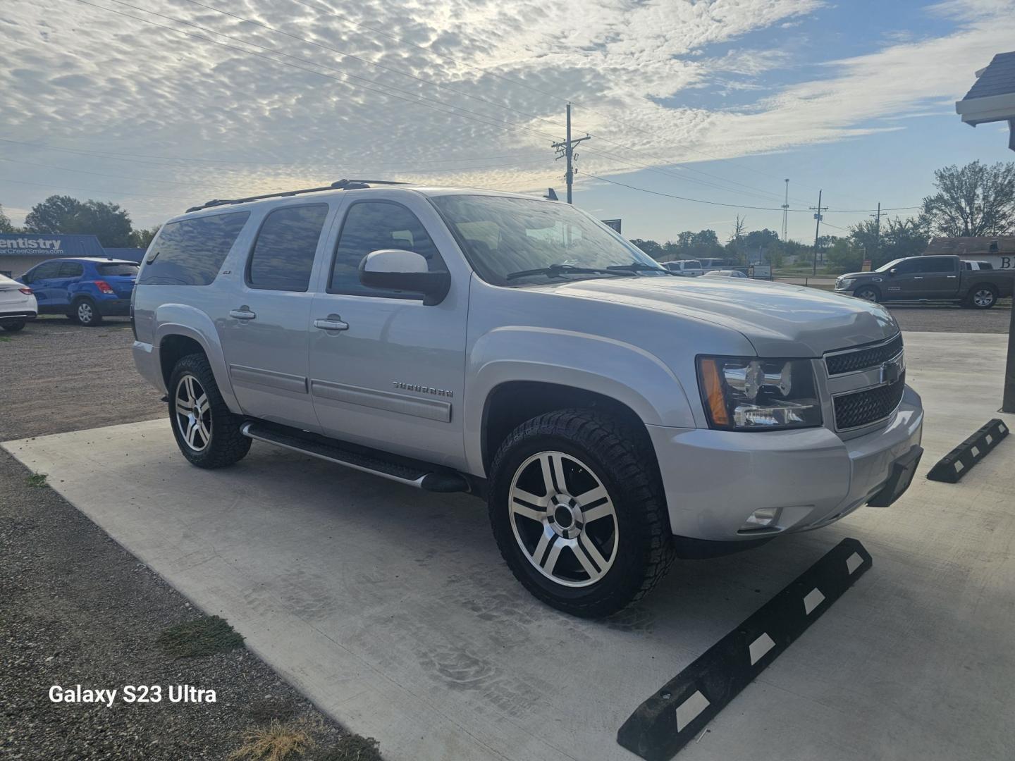 2014 SILVER CHEVROLET SUBURBAN LT 1500 2WD (1GNSCJE01ER) with an 5.3L V8 OHV 16V FFV engine, 6-SPEED AUTOMATIC transmission, located at 607 S Seven Points BLVD, Seven Points, TX, 75143, (430) 255-4030, 32.313934, -96.207932- Photo#1
