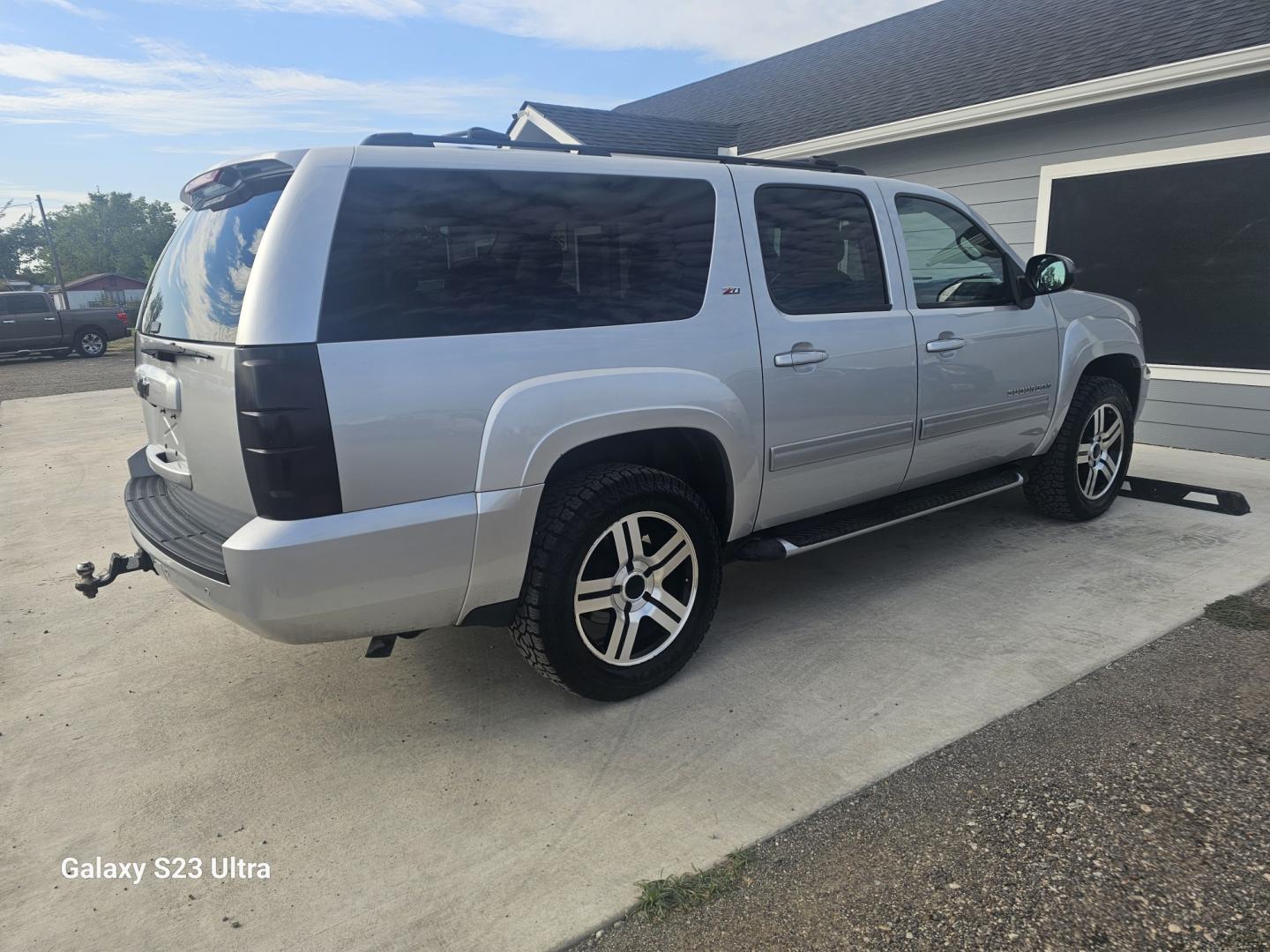 2014 SILVER CHEVROLET SUBURBAN LT 1500 2WD (1GNSCJE01ER) with an 5.3L V8 OHV 16V FFV engine, 6-SPEED AUTOMATIC transmission, located at 607 S Seven Points BLVD, Seven Points, TX, 75143, (430) 255-4030, 32.313934, -96.207932- Photo#2