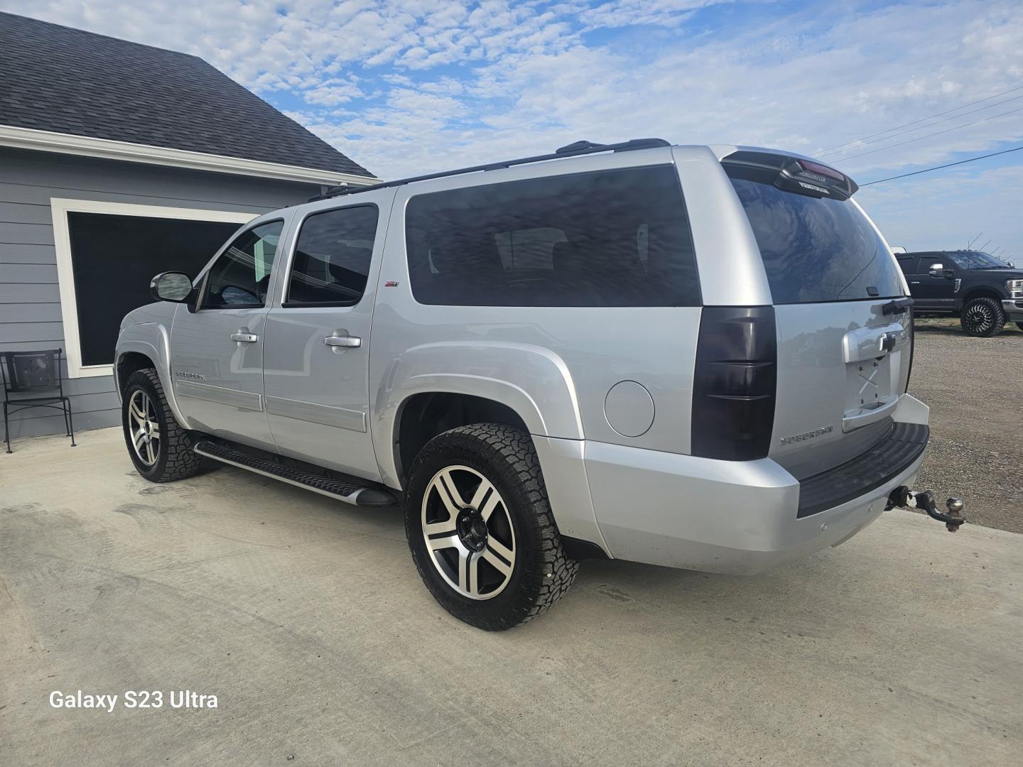 2014 SILVER CHEVROLET SUBURBAN LT 1500 2WD (1GNSCJE01ER) with an 5.3L V8 OHV 16V FFV engine, 6-SPEED AUTOMATIC transmission, located at 607 S Seven Points BLVD, Seven Points, TX, 75143, (430) 255-4030, 32.313934, -96.207932- Photo#3