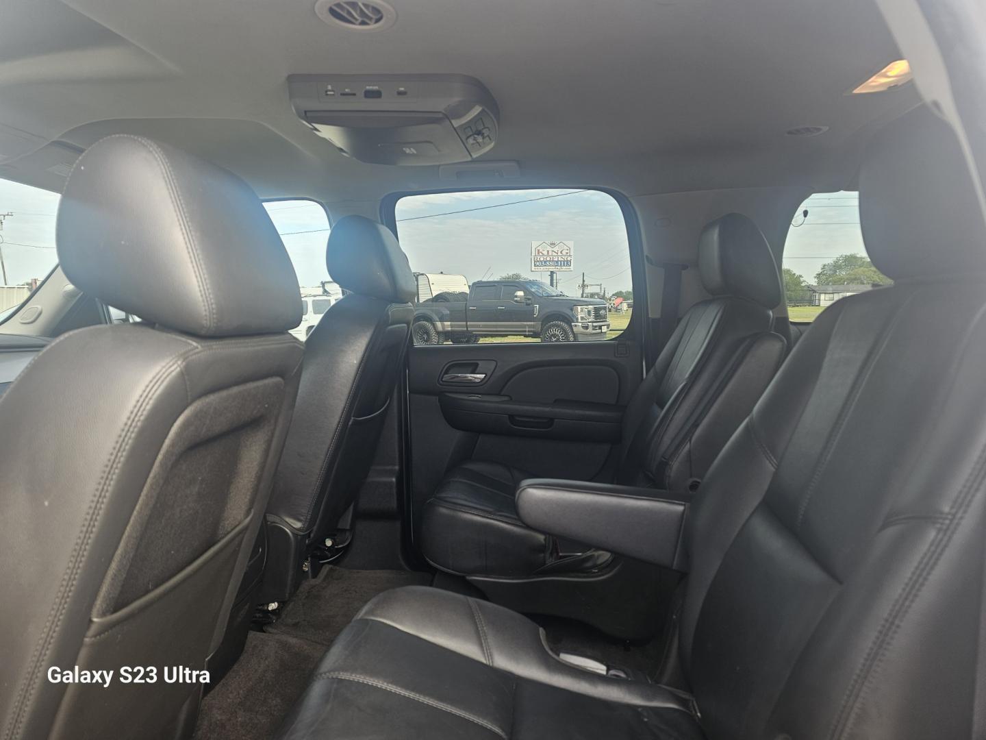 2014 SILVER CHEVROLET SUBURBAN LT 1500 2WD (1GNSCJE01ER) with an 5.3L V8 OHV 16V FFV engine, 6-SPEED AUTOMATIC transmission, located at 607 S Seven Points BLVD, Seven Points, TX, 75143, (430) 255-4030, 32.313934, -96.207932- Photo#5