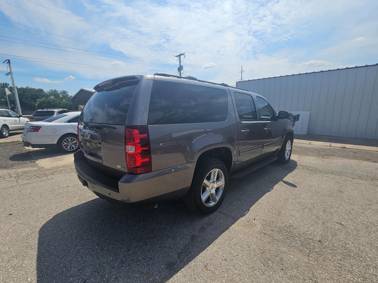 2011 BROWN Chevrolet Suburban LT 1500 2WD (1GNSCJE04BR) with an 5.3L V8 OHV 16V FFV engine, 6-Speed Automatic transmission, located at 533 S Seven Points BLVD, Seven Points, TX, 75143, (430) 255-4030, 32.313999, -96.209351 - Photo#2