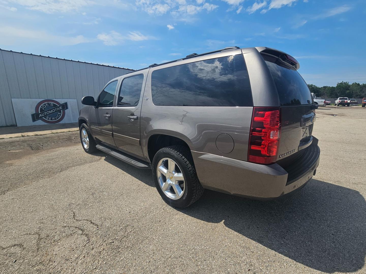 2011 BROWN Chevrolet Suburban LT 1500 2WD (1GNSCJE04BR) with an 5.3L V8 OHV 16V FFV engine, 6-Speed Automatic transmission, located at 533 S Seven Points BLVD, Seven Points, TX, 75143, (430) 255-4030, 32.313999, -96.209351 - Photo#3