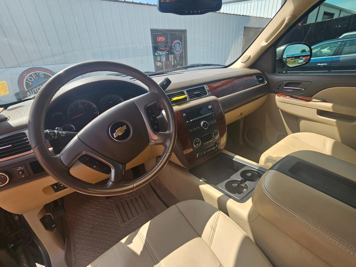 2011 BROWN Chevrolet Suburban LT 1500 2WD (1GNSCJE04BR) with an 5.3L V8 OHV 16V FFV engine, 6-Speed Automatic transmission, located at 533 S Seven Points BLVD, Seven Points, TX, 75143, (430) 255-4030, 32.313999, -96.209351 - Photo#4