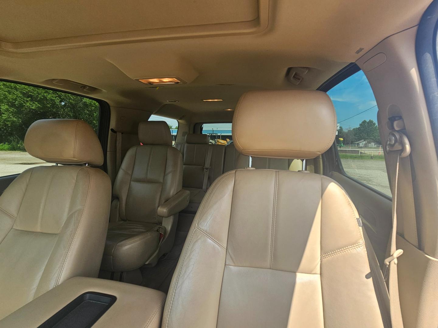 2011 BROWN Chevrolet Suburban LT 1500 2WD (1GNSCJE04BR) with an 5.3L V8 OHV 16V FFV engine, 6-Speed Automatic transmission, located at 533 S Seven Points BLVD, Seven Points, TX, 75143, (430) 255-4030, 32.313999, -96.209351 - Photo#5