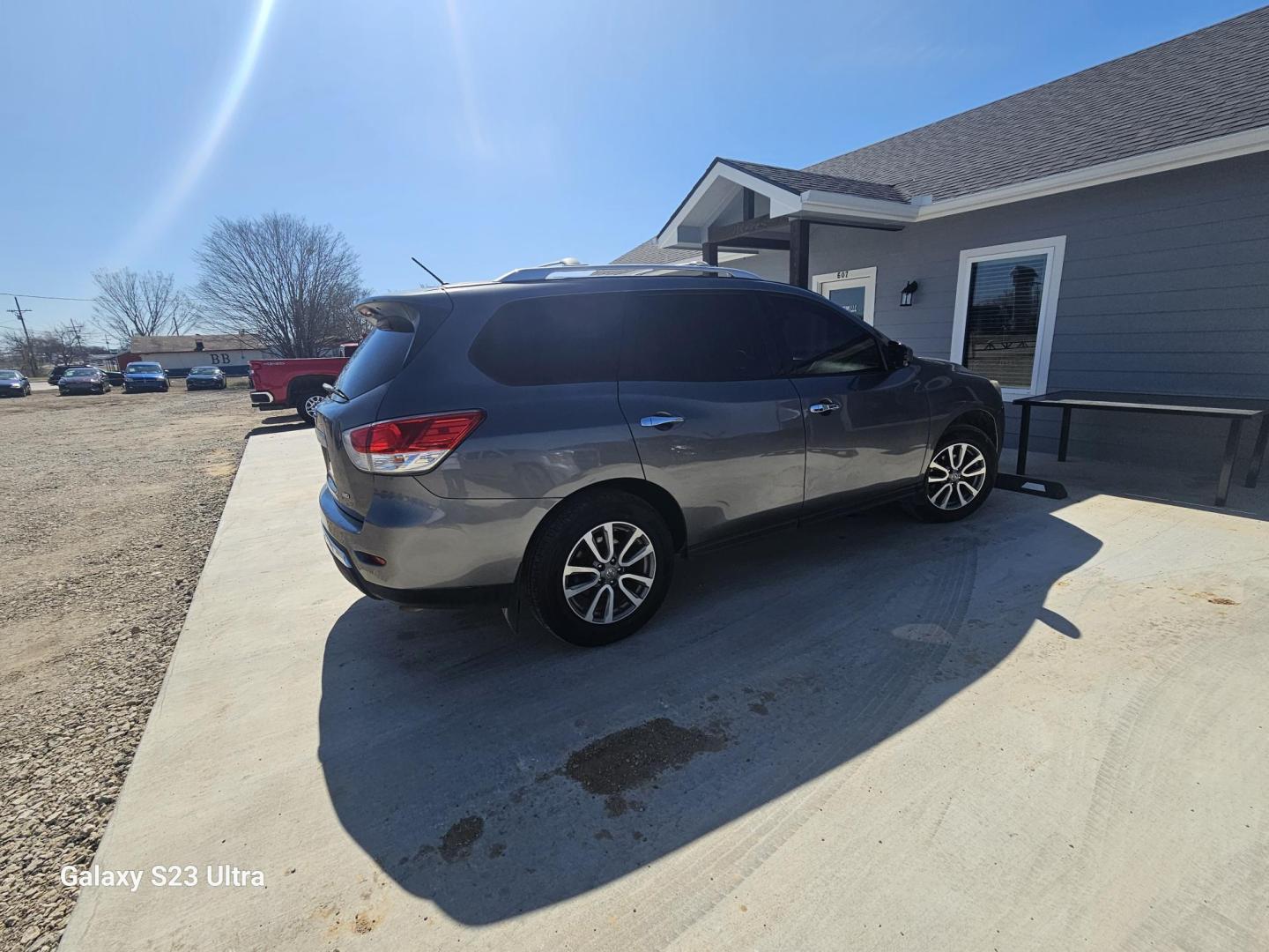 2015 SILVER Nissan Pathfinder SL 4WD (5N1AR2MMXFC) with an 3.5L V6 DOHC 24V engine, Continuously Variable Transmission transmission, located at 607 S Seven Points BLVD, Seven Points, TX, 75143, (430) 255-4030, 32.313934, -96.207932 - Photo#2