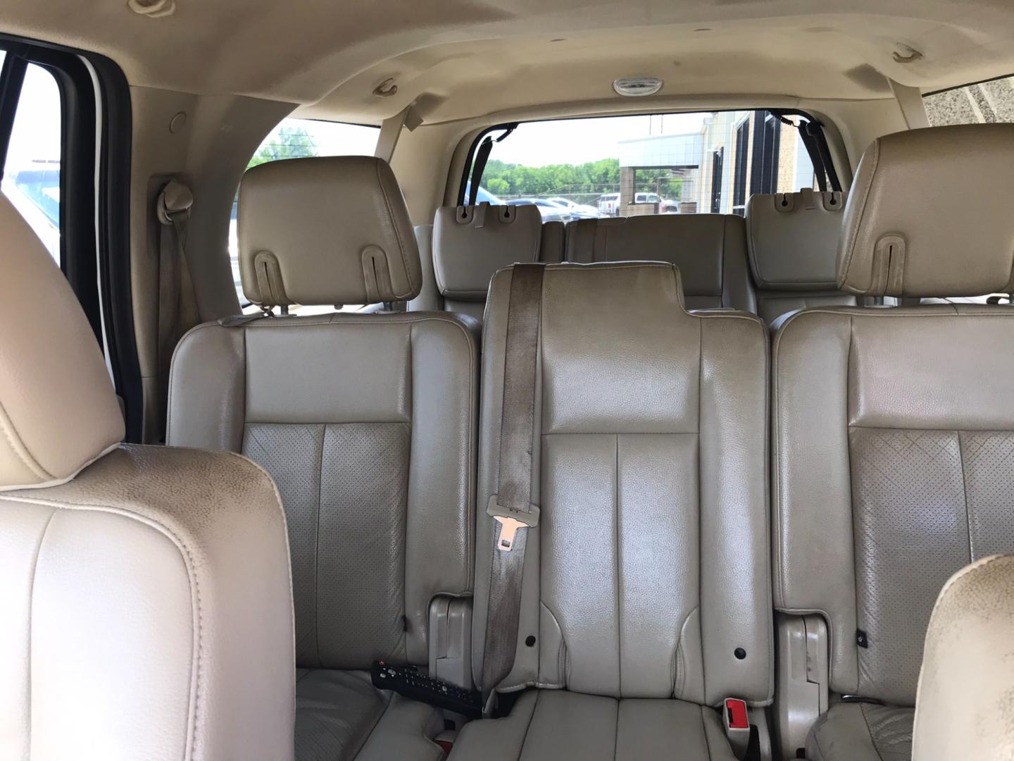 2010 WHITE Ford Expedition EL Eddie Bauer 2WD (1FMJK1H59AE) with an 5.4L V8 SOHC 16V engine, 6-Speed Automatic transmission, located at 533 S Seven Points BLVD, Seven Points, TX, 75143, (430) 255-4030, 32.313999, -96.209351 - Photo#4