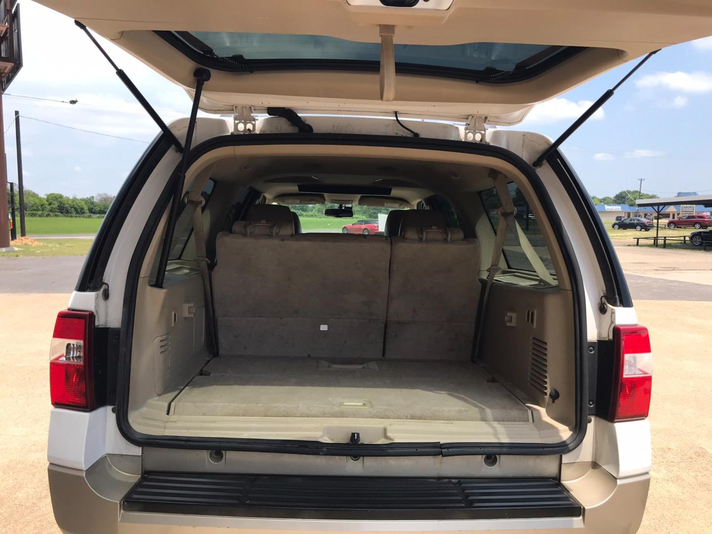 2010 WHITE Ford Expedition EL Eddie Bauer 2WD (1FMJK1H59AE) with an 5.4L V8 SOHC 16V engine, 6-Speed Automatic transmission, located at 533 S Seven Points BLVD, Seven Points, TX, 75143, (430) 255-4030, 32.313999, -96.209351 - Photo#6