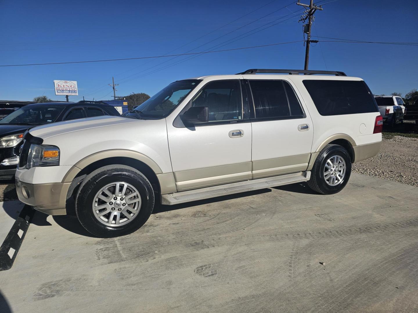 2010 WHITE Ford Expedition EL Eddie Bauer 2WD (1FMJK1H59AE) with an 5.4L V8 SOHC 16V engine, 6-Speed Automatic transmission, located at 607 S Seven Points BLVD, Seven Points, TX, 75143, (430) 255-4030, 32.313934, -96.207932 - Photo#0