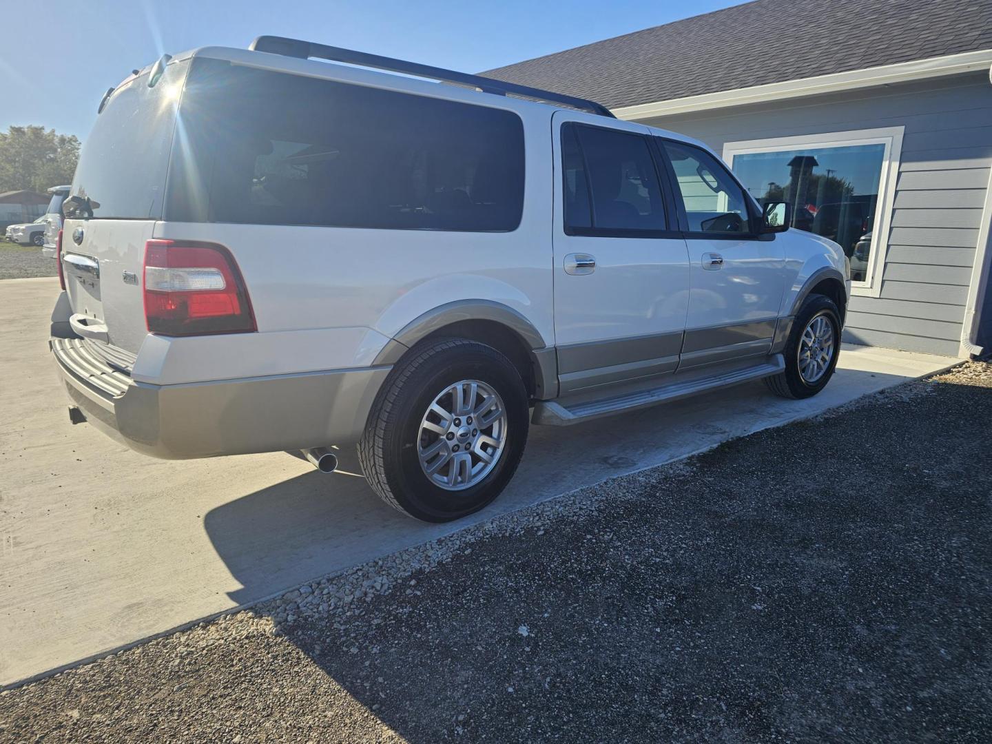 2010 WHITE Ford Expedition EL Eddie Bauer 2WD (1FMJK1H59AE) with an 5.4L V8 SOHC 16V engine, 6-Speed Automatic transmission, located at 607 S Seven Points BLVD, Seven Points, TX, 75143, (430) 255-4030, 32.313934, -96.207932 - Photo#2