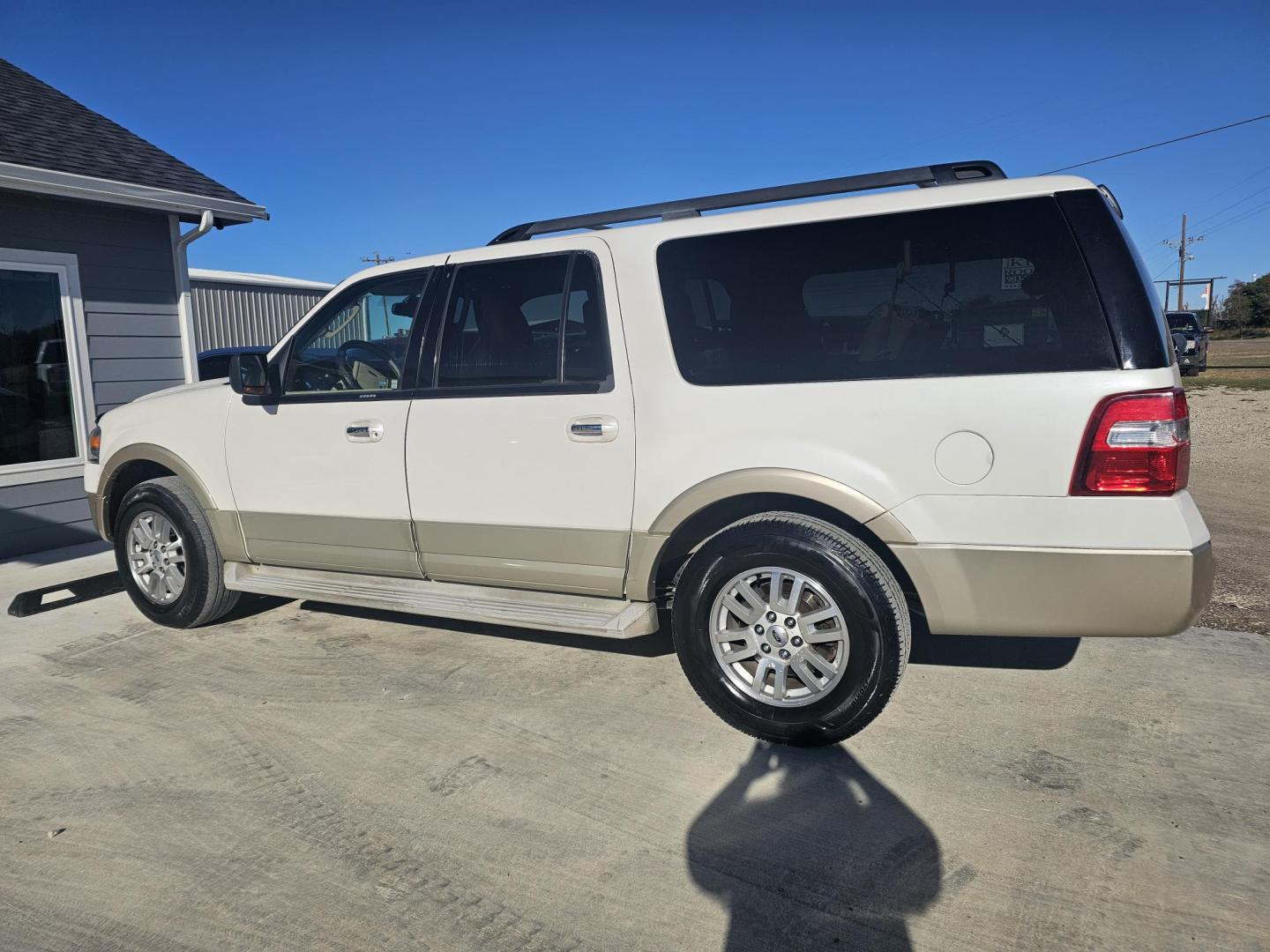 2010 WHITE Ford Expedition EL Eddie Bauer 2WD (1FMJK1H59AE) with an 5.4L V8 SOHC 16V engine, 6-Speed Automatic transmission, located at 607 S Seven Points BLVD, Seven Points, TX, 75143, (430) 255-4030, 32.313934, -96.207932 - Photo#3