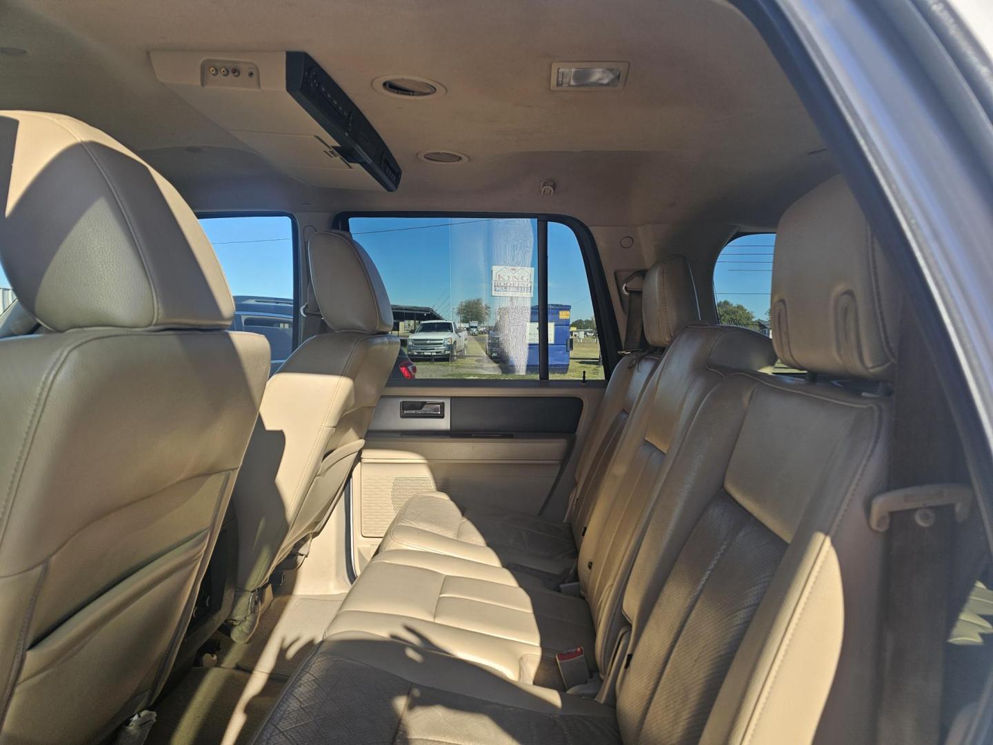 2010 WHITE Ford Expedition EL Eddie Bauer 2WD (1FMJK1H59AE) with an 5.4L V8 SOHC 16V engine, 6-Speed Automatic transmission, located at 607 S Seven Points BLVD, Seven Points, TX, 75143, (430) 255-4030, 32.313934, -96.207932 - Photo#5