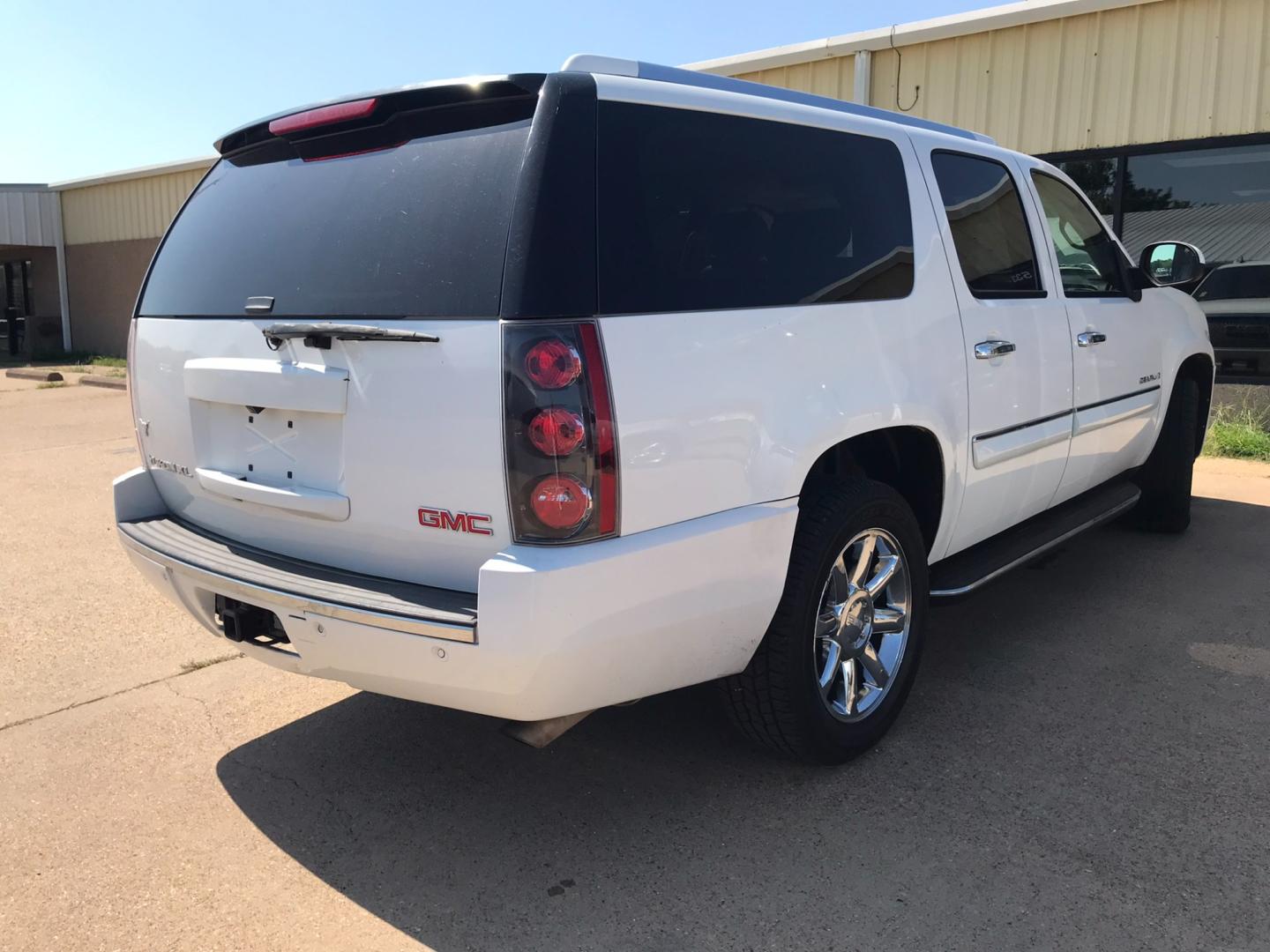 2008 WHITE GMC Yukon Denali XL AWD (1GKFK66878J) with an 6.2L V8 OHV 16V engine, 4-Speed Automatic Overdrive transmission, located at 533 S Seven Points BLVD, Seven Points, TX, 75143, (430) 255-4030, 32.313999, -96.209351 - Photo#1