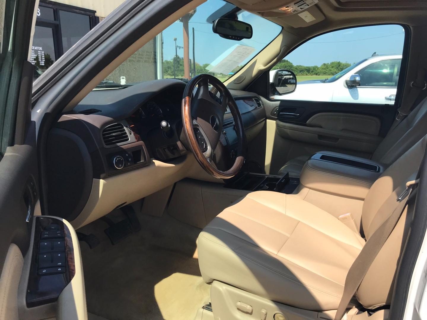 2008 WHITE GMC Yukon Denali XL AWD (1GKFK66878J) with an 6.2L V8 OHV 16V engine, 4-Speed Automatic Overdrive transmission, located at 533 S Seven Points BLVD, Seven Points, TX, 75143, (430) 255-4030, 32.313999, -96.209351 - Photo#2