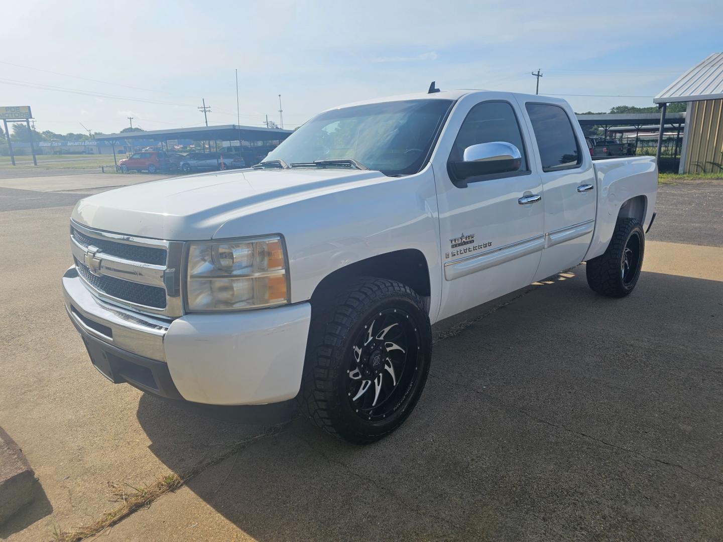 2009 WHITE Chevrolet Silverado 1500 LT1 Crew Cab 2WD (3GCEC230X9G) with an 5.3L V8 OHV 16V FFV engine, 4-Speed Automatic transmission, located at 533 S Seven Points BLVD, Seven Points, TX, 75143, (430) 255-4030, 32.313999, -96.209351 - Photo#0