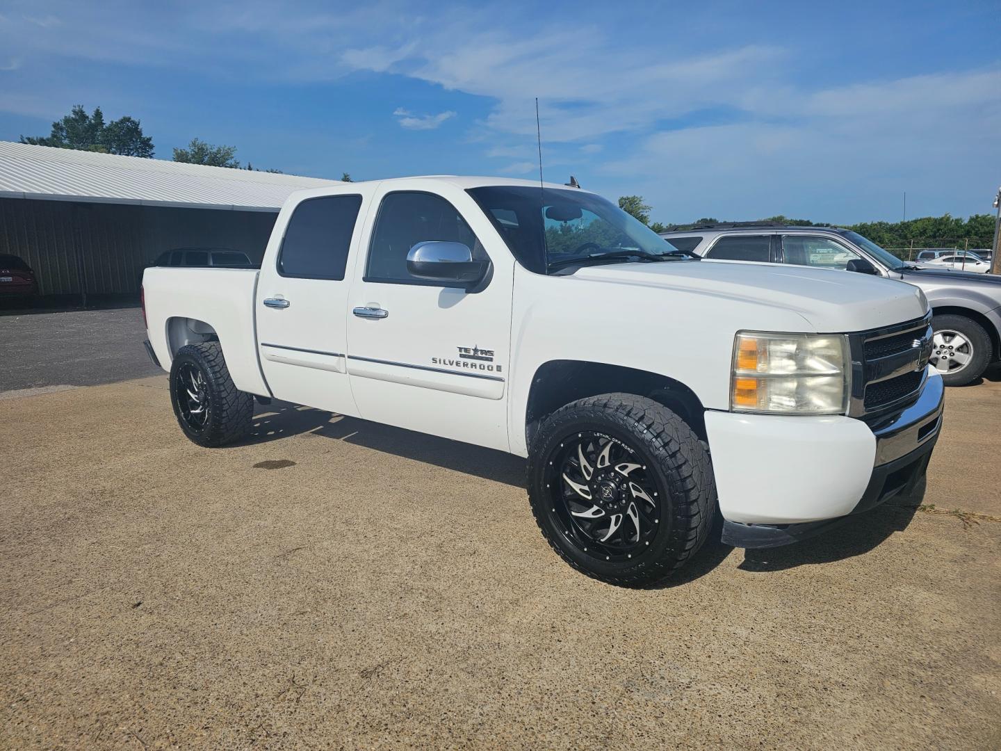 2009 WHITE Chevrolet Silverado 1500 LT1 Crew Cab 2WD (3GCEC230X9G) with an 5.3L V8 OHV 16V FFV engine, 4-Speed Automatic transmission, located at 533 S Seven Points BLVD, Seven Points, TX, 75143, (430) 255-4030, 32.313999, -96.209351 - Photo#1