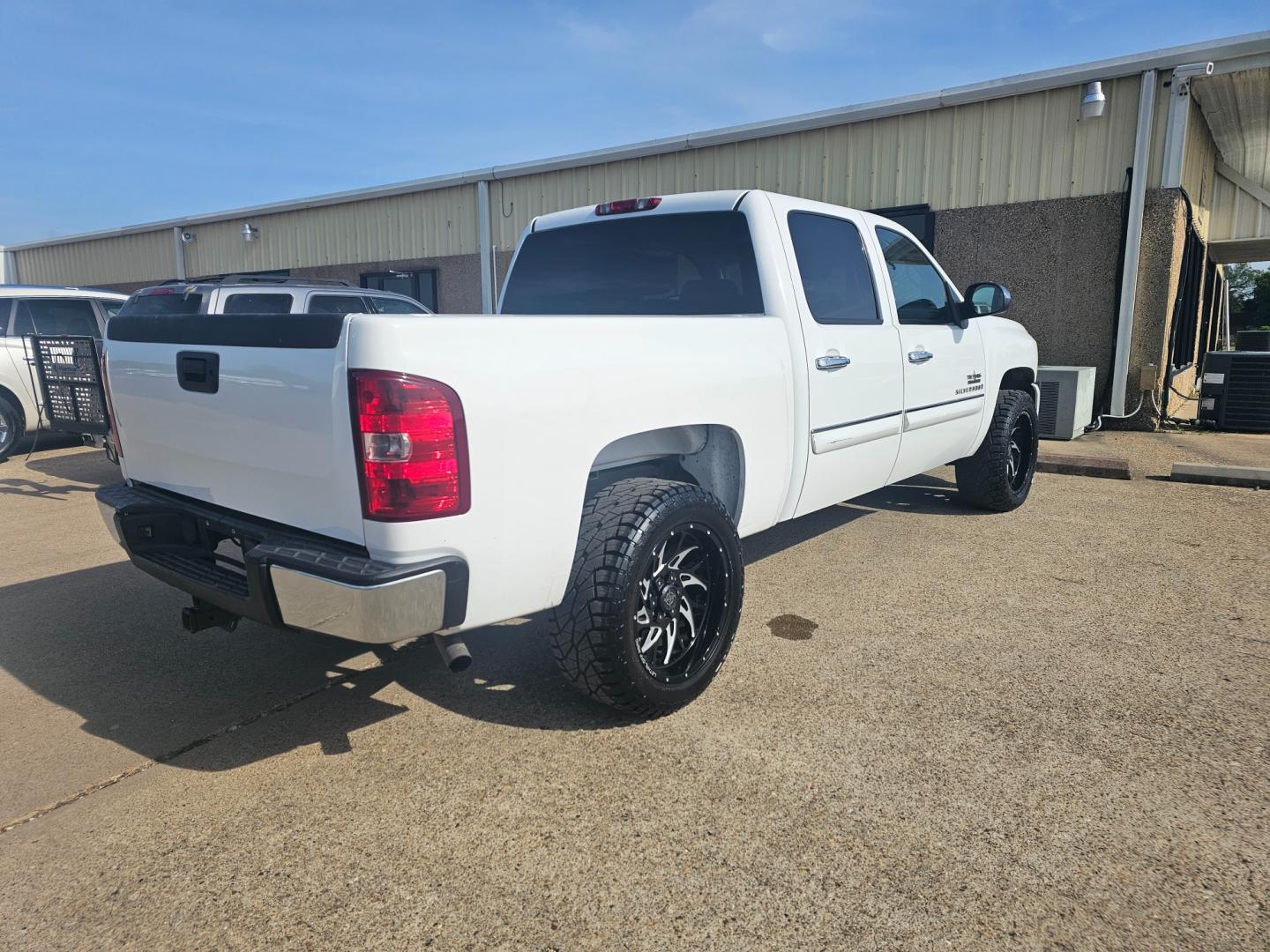 2009 WHITE Chevrolet Silverado 1500 LT1 Crew Cab 2WD (3GCEC230X9G) with an 5.3L V8 OHV 16V FFV engine, 4-Speed Automatic transmission, located at 533 S Seven Points BLVD, Seven Points, TX, 75143, (430) 255-4030, 32.313999, -96.209351 - Photo#2