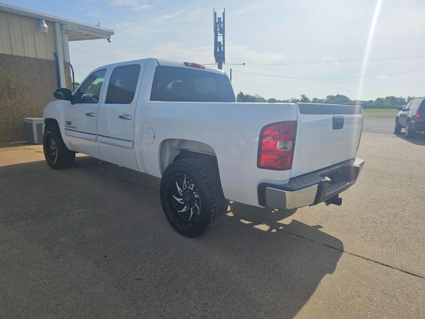 2009 WHITE Chevrolet Silverado 1500 LT1 Crew Cab 2WD (3GCEC230X9G) with an 5.3L V8 OHV 16V FFV engine, 4-Speed Automatic transmission, located at 533 S Seven Points BLVD, Seven Points, TX, 75143, (430) 255-4030, 32.313999, -96.209351 - Photo#3