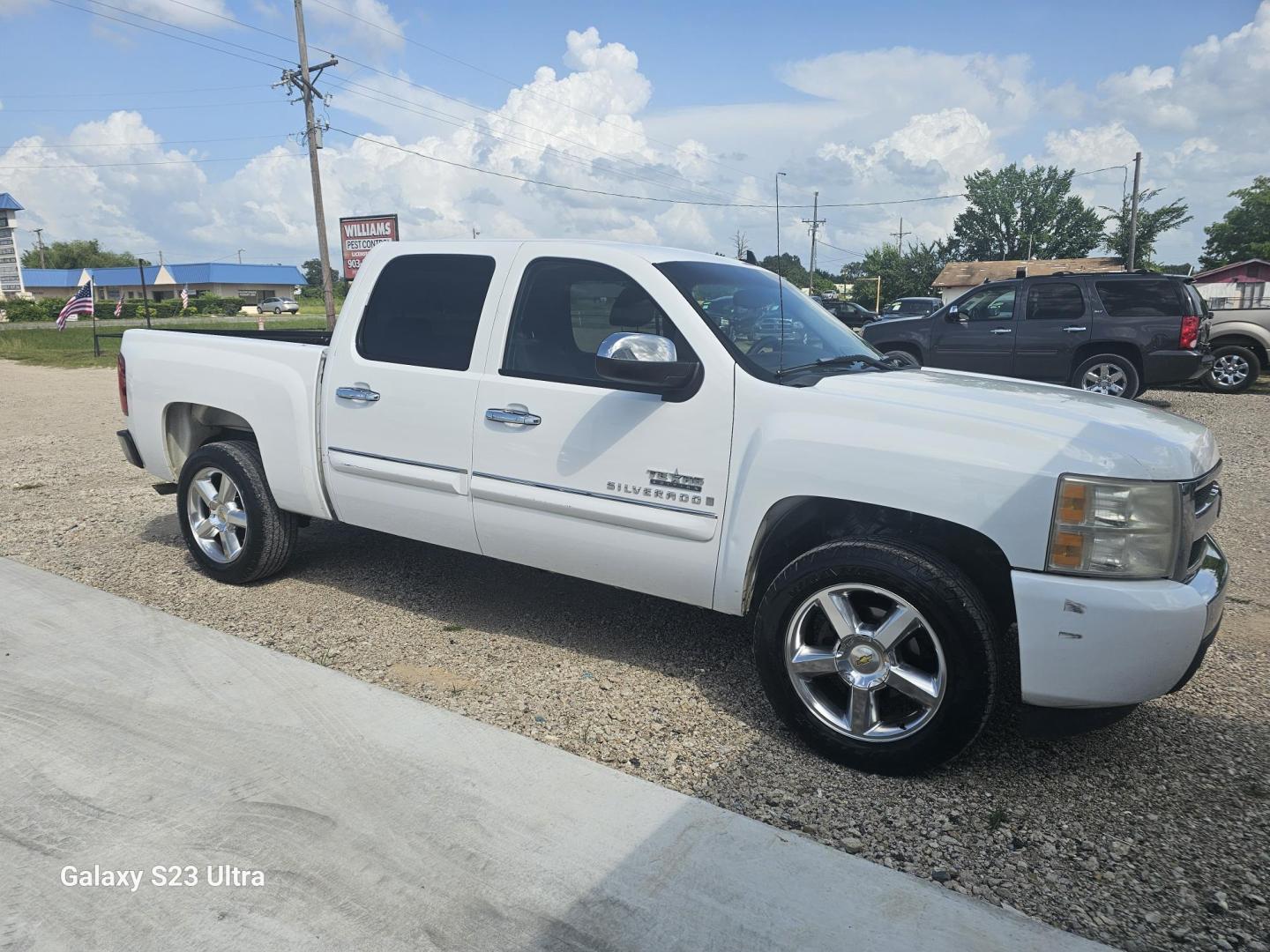 2009 WHITE Chevrolet Silverado 1500 LT1 Crew Cab 2WD (3GCEC230X9G) with an 5.3L V8 OHV 16V FFV engine, 4-Speed Automatic transmission, located at 607 S Seven Points BLVD, Seven Points, TX, 75143, (430) 255-4030, 32.313934, -96.207932 - Photo#1
